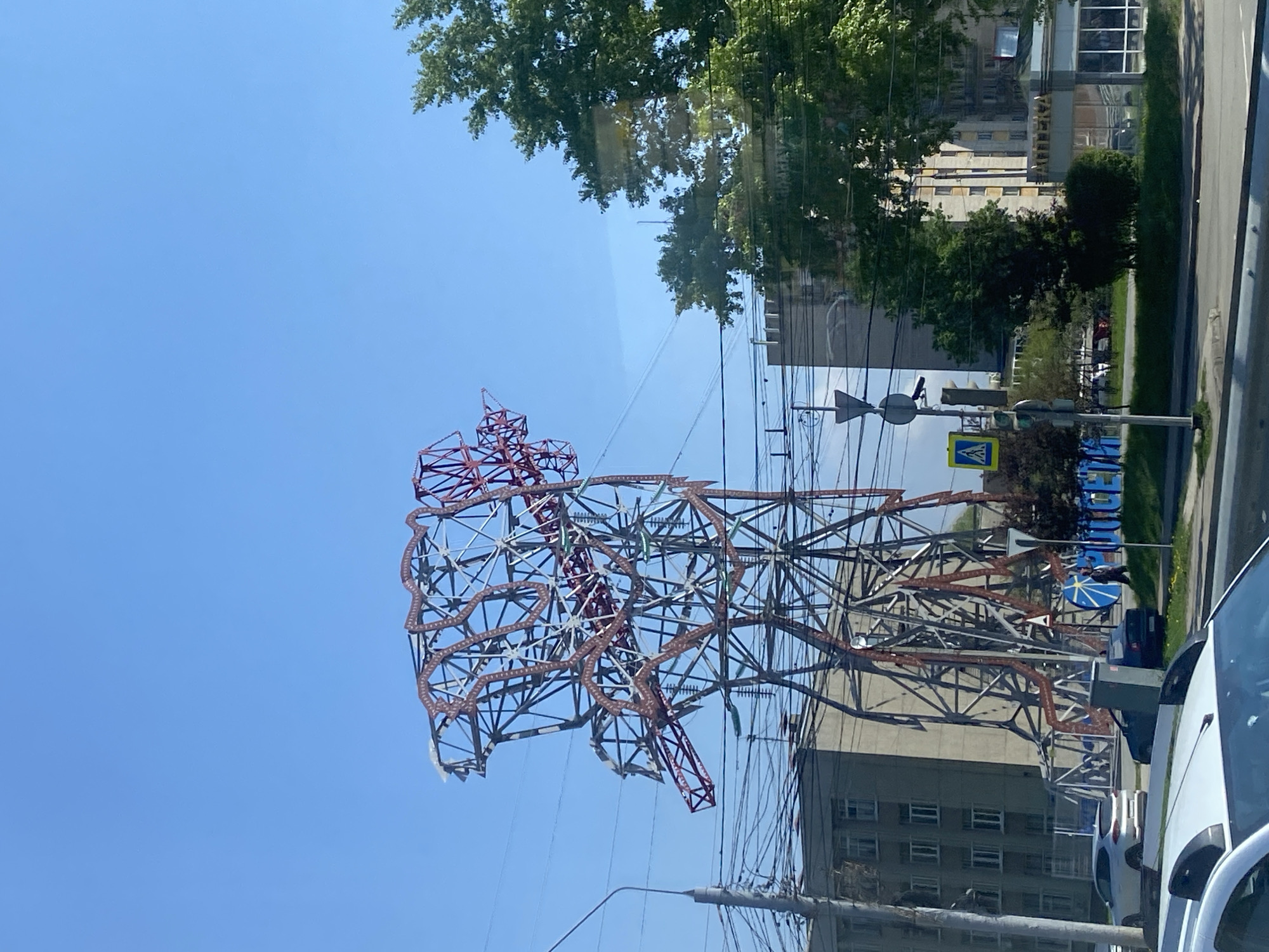 Morning street scenes and metal sculptures documented in Rusanovo