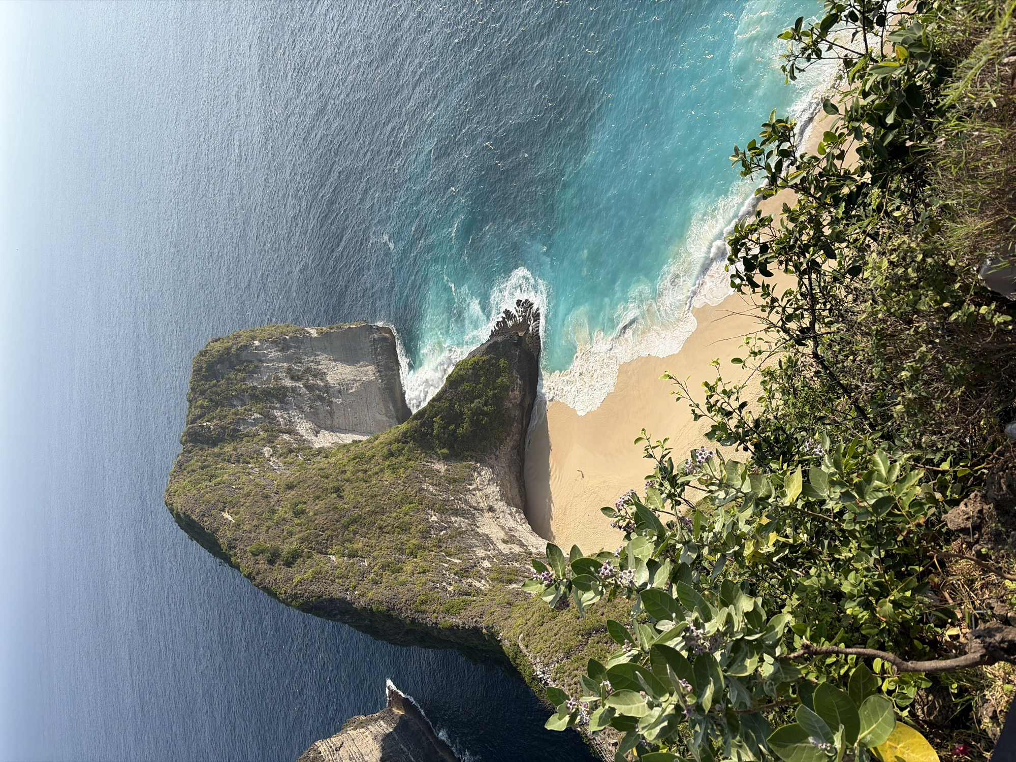 Kelingking Beach: the cliff, the view, the stairs