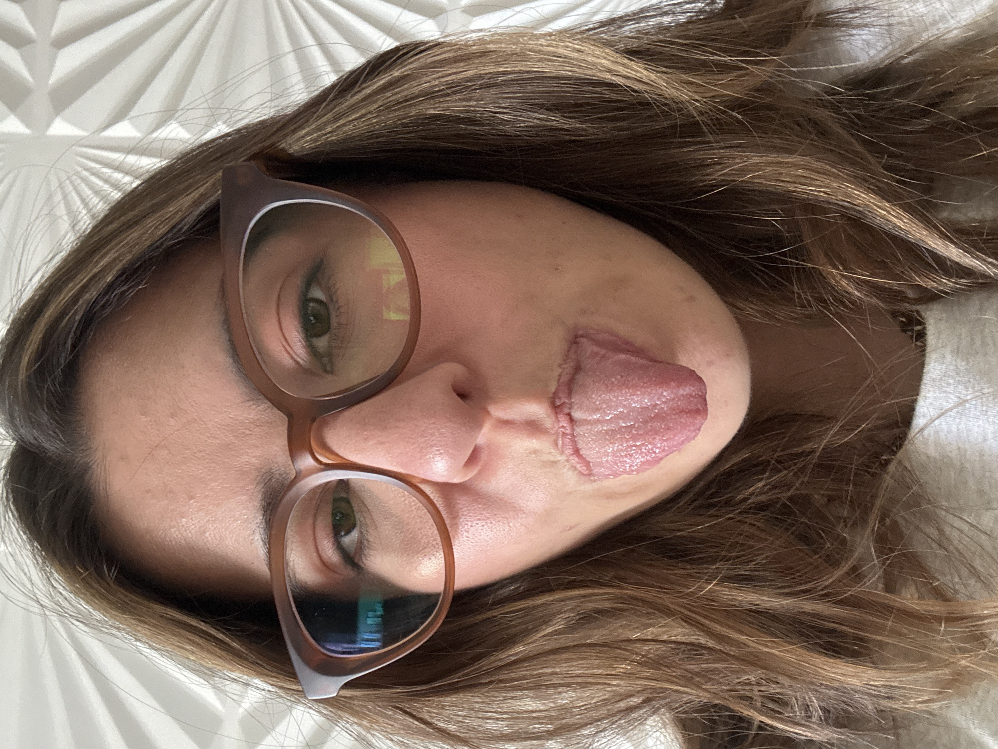 Woman takes playful selfies across Puebla area Friday afternoon