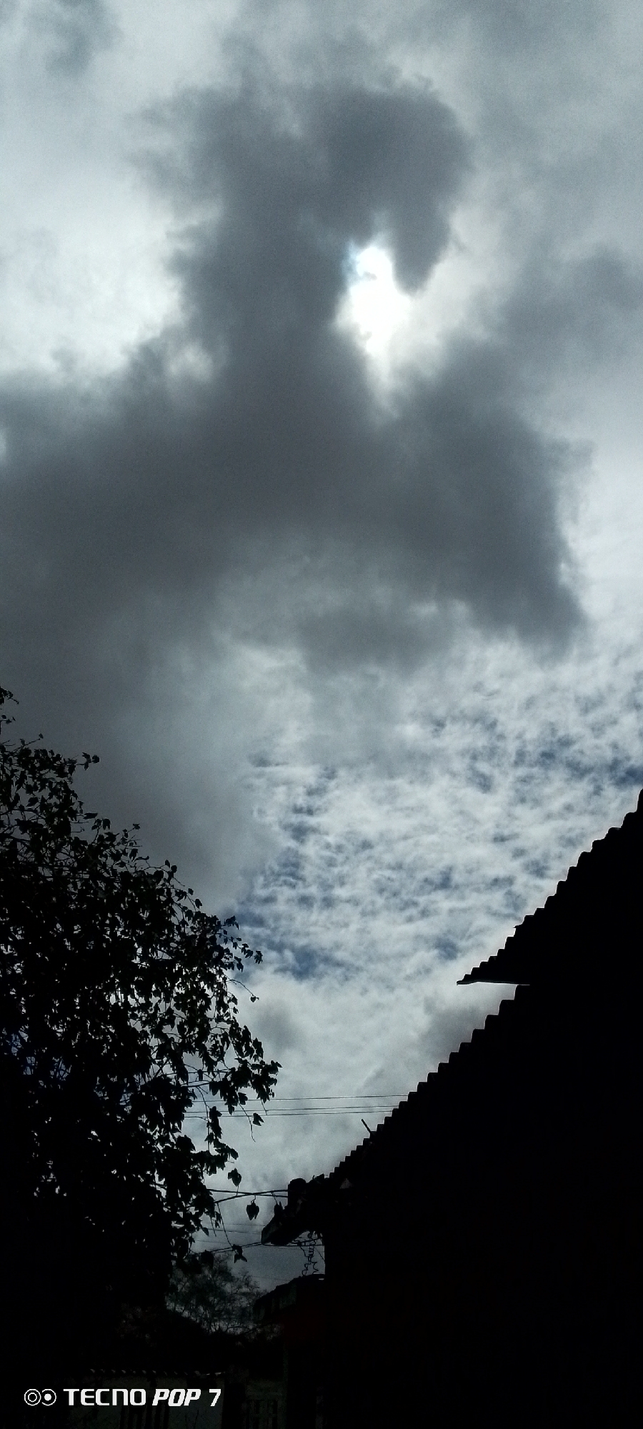 Hour-long sky watch documented in Venezuelan residential neighborhood