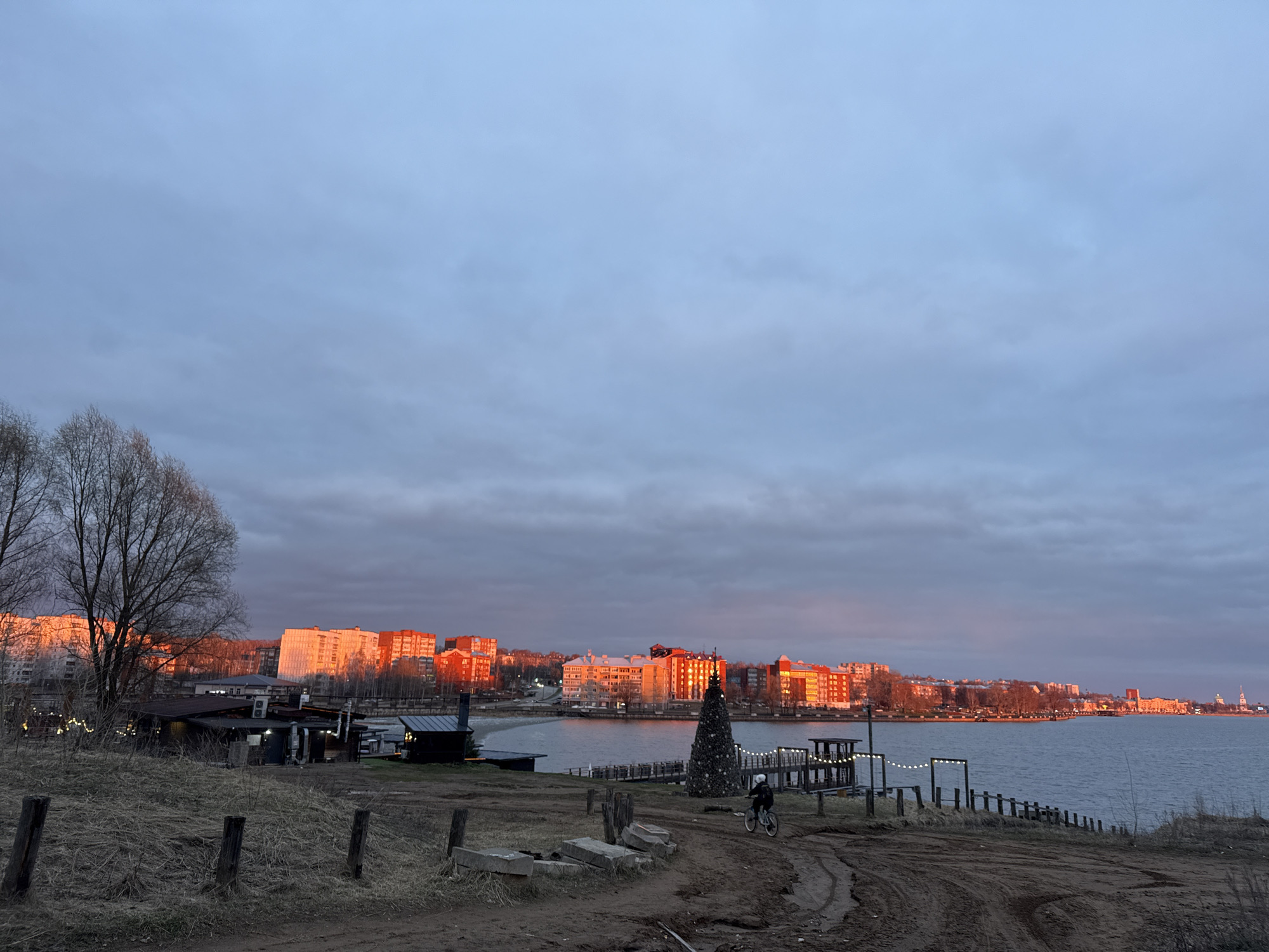 Votkinsk waterfront captured during golden hour by multiple witnesses