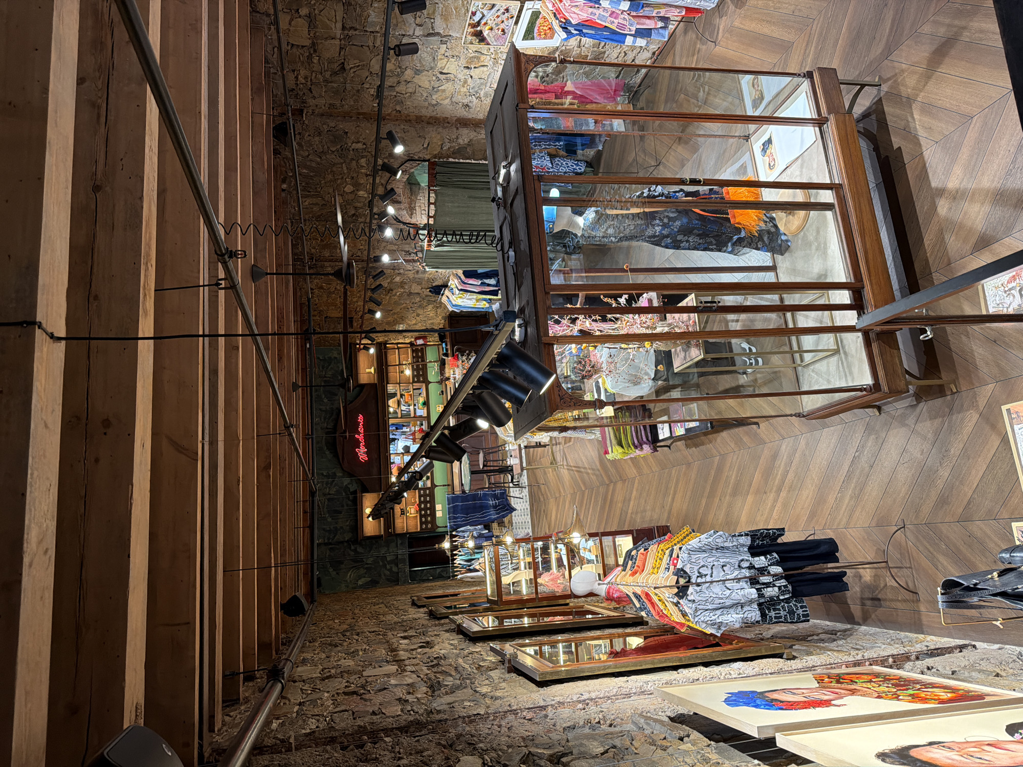 Morning stroll through Cape Town captures shops, coffee, cityscape