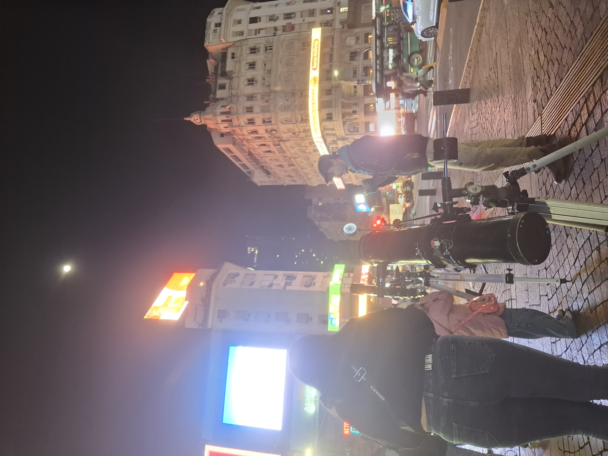 Late-night stargazing and street performance near Buenos Aires Obelisco