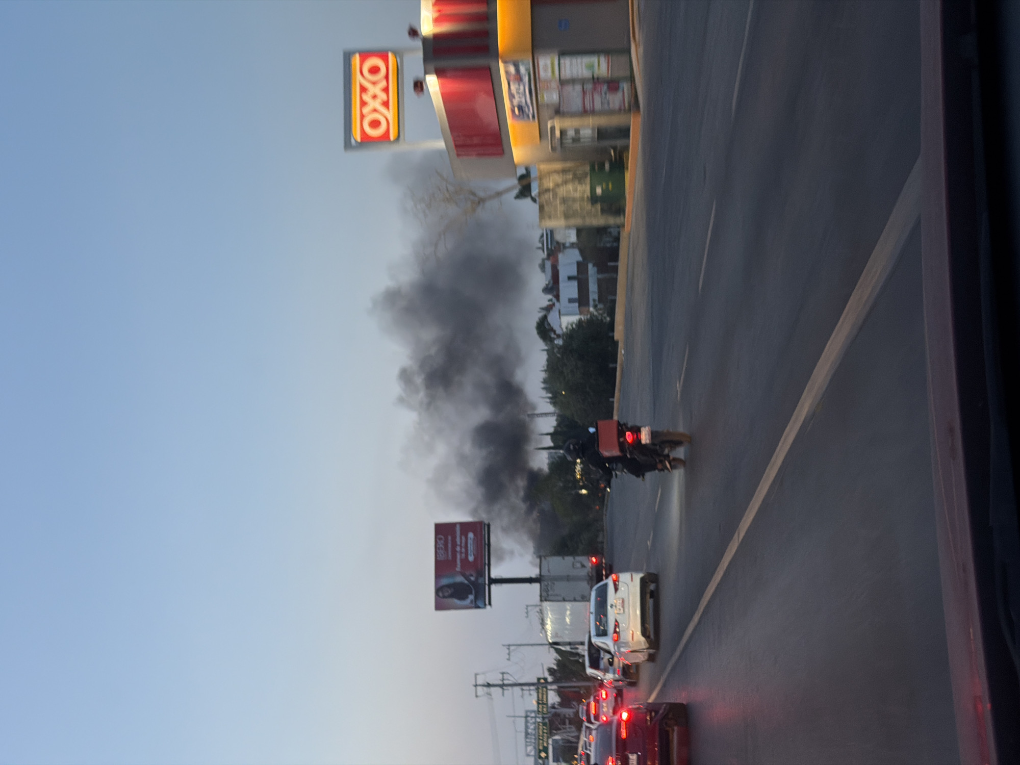 Smoke plume observed amid traffic congestion in Tlaxcalancingo