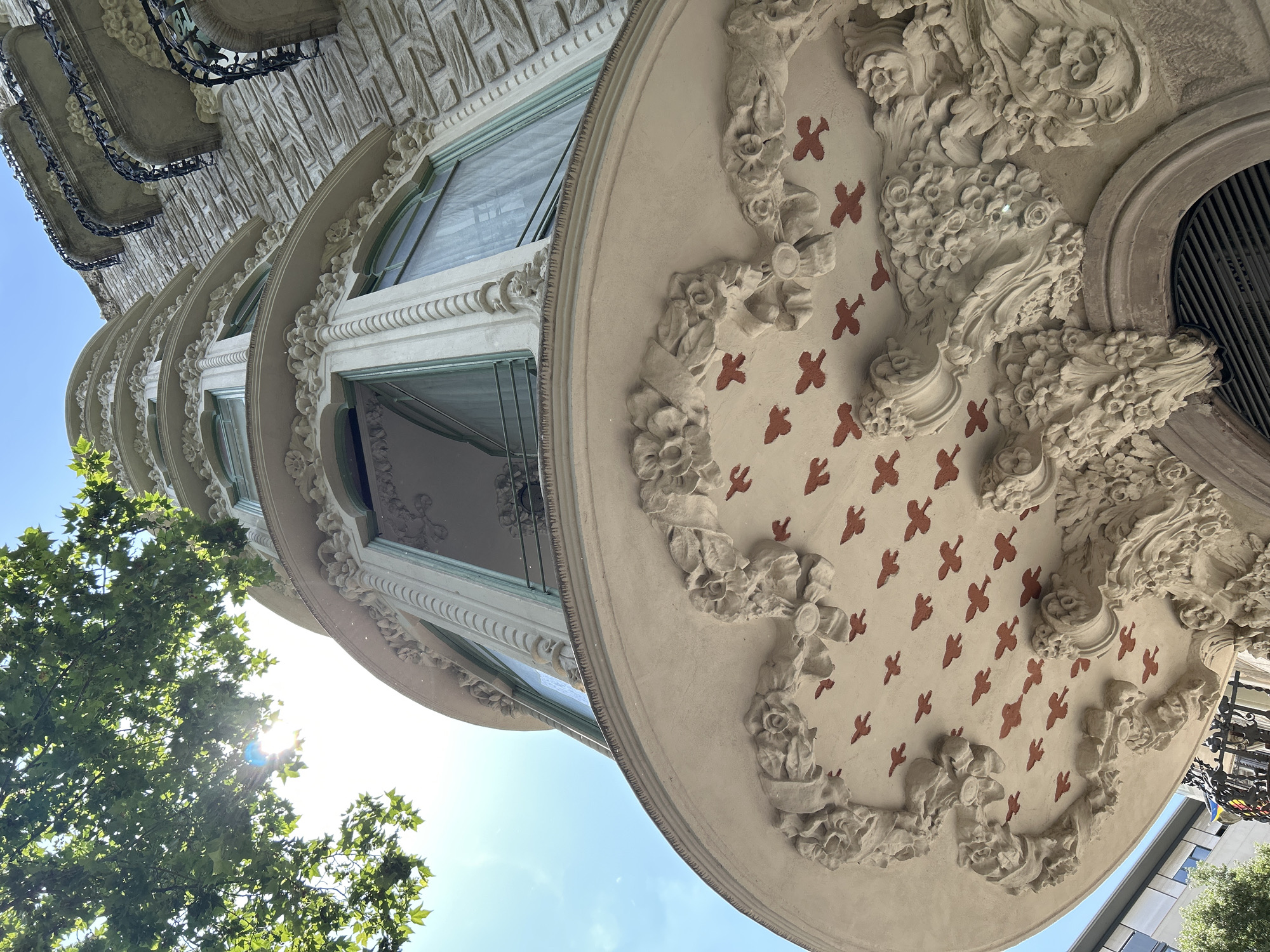 Tourist documents Barcelona's iconic architecture in 10-minute photography walk