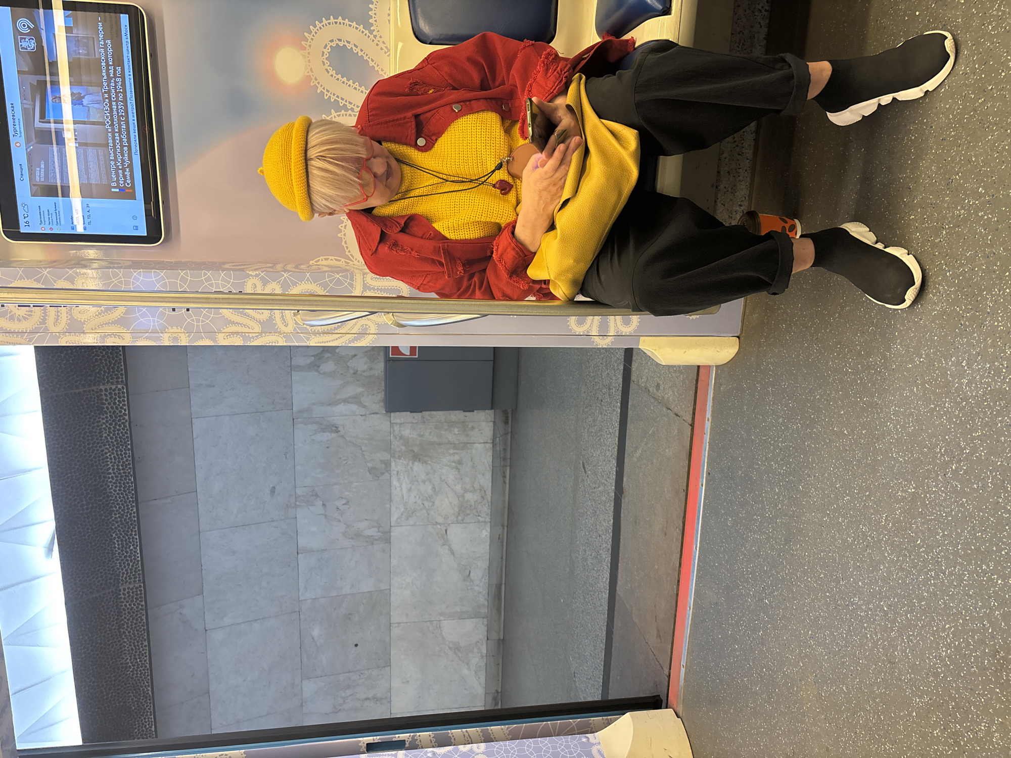 Ordinary Moscow moments captured: Metro rider, indoor selfies