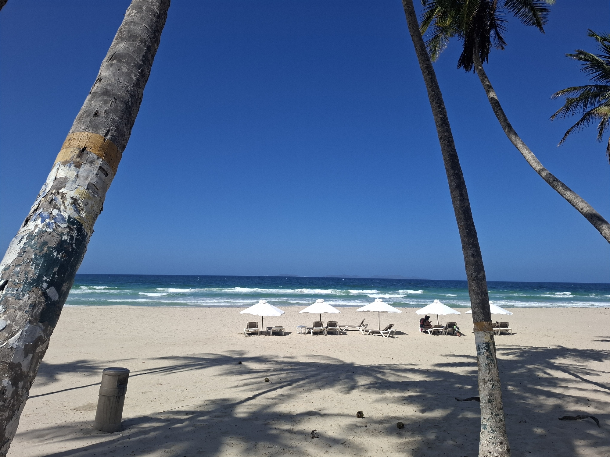 Sunny afternoon beach activities documented at Playa El Agua