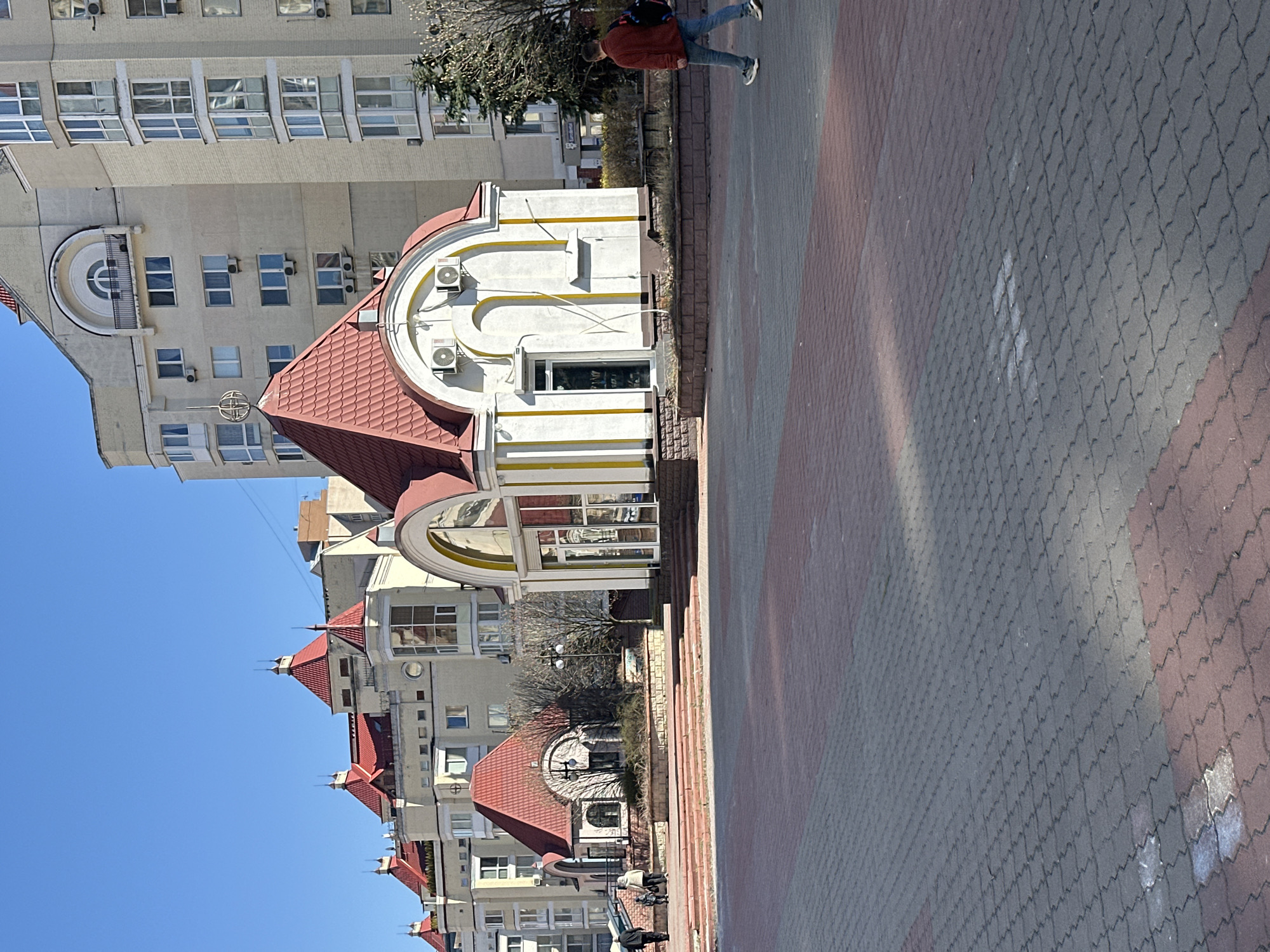 Witness documents ornate Orthodox cathedral architecture in central Kyiv