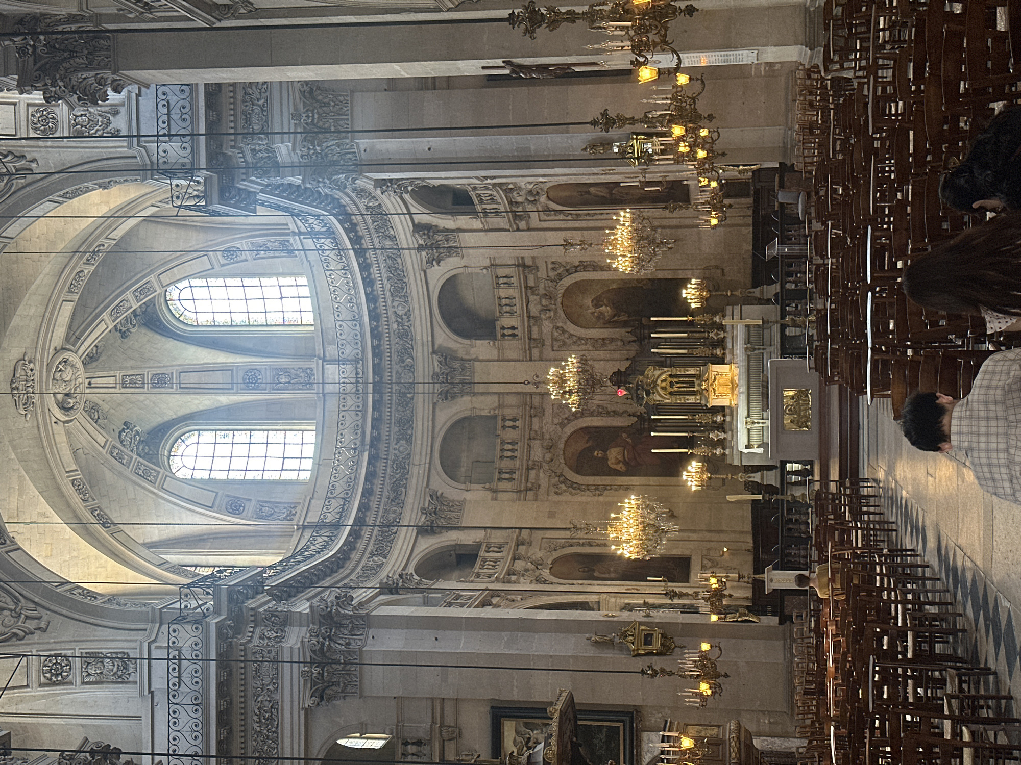 Tourist documents 20-minute walking tour of central Paris landmarks