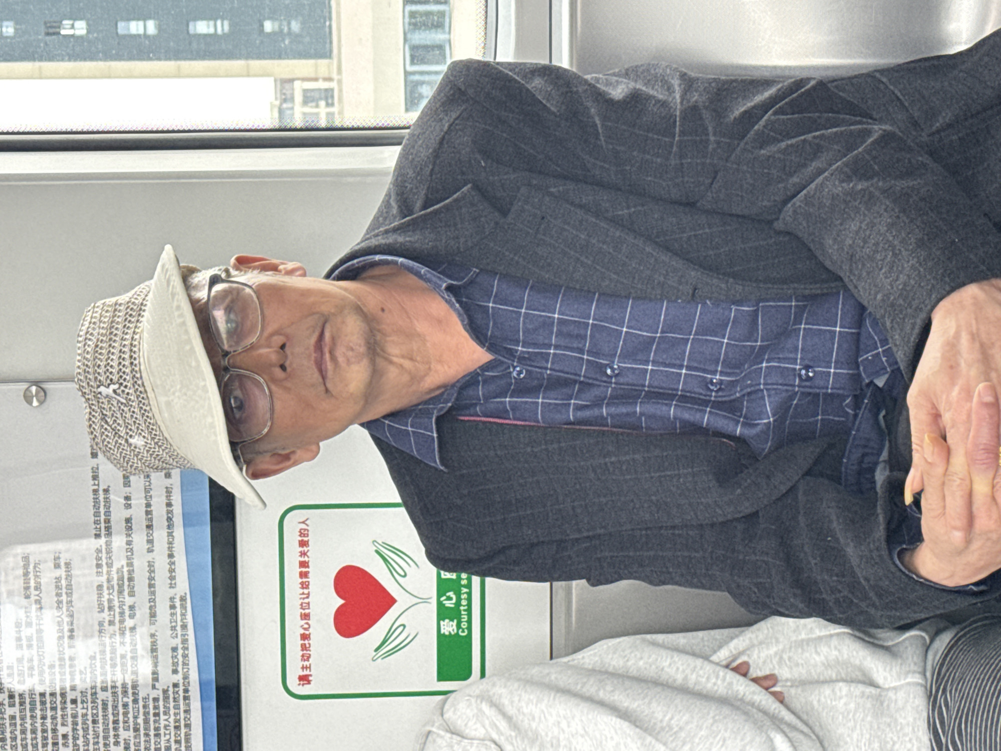 Elderly passenger spotted on morning train in Shuangfu, China