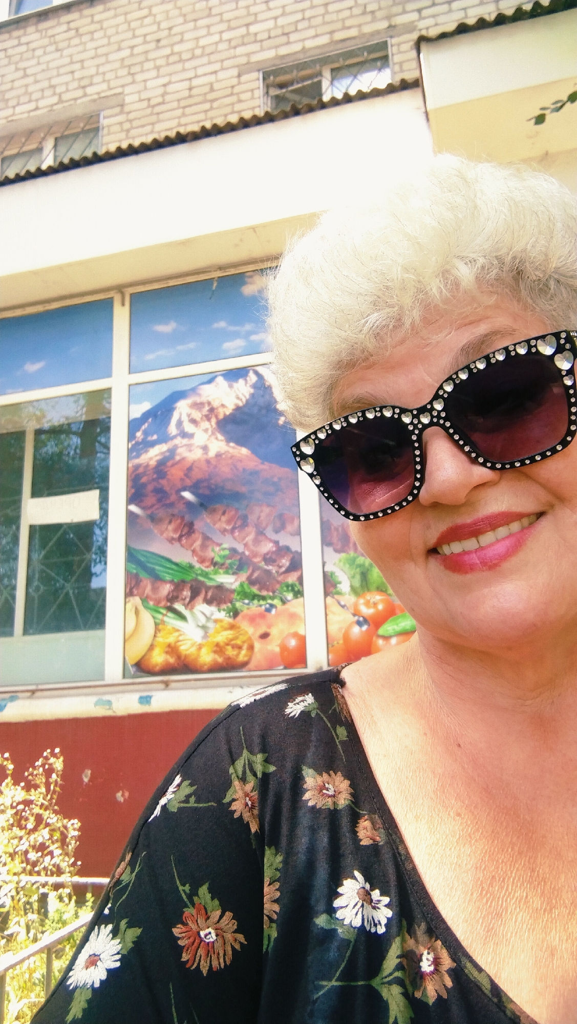 Summer garden stroll and selfies in Horishni Plavni