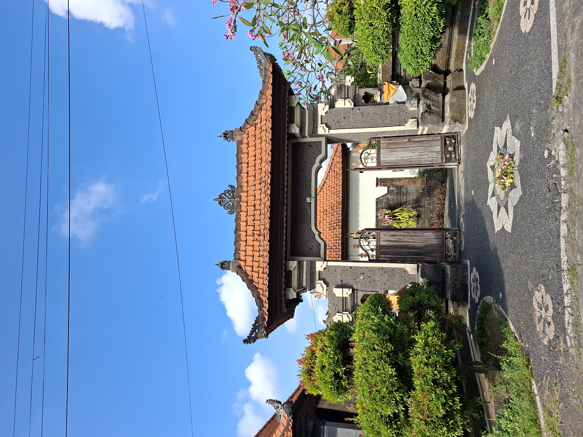 Walking tour documents Blahbatuh's temples, markets and daily life