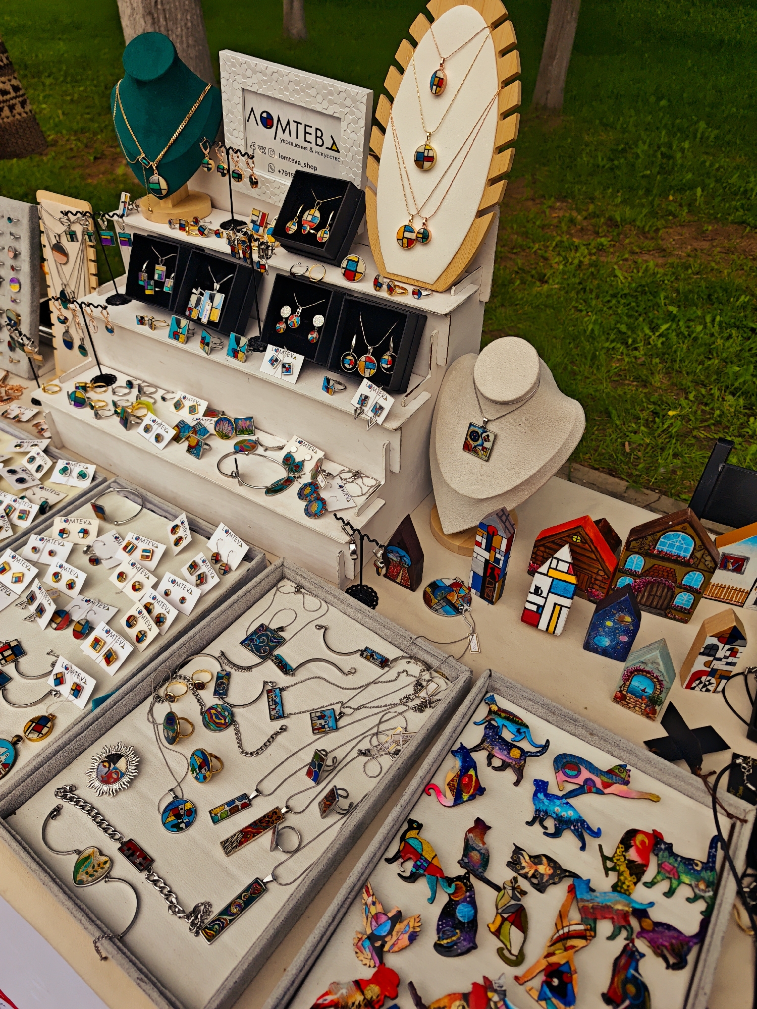 Outdoor jewelry market display observed in Chelganovo, Russia