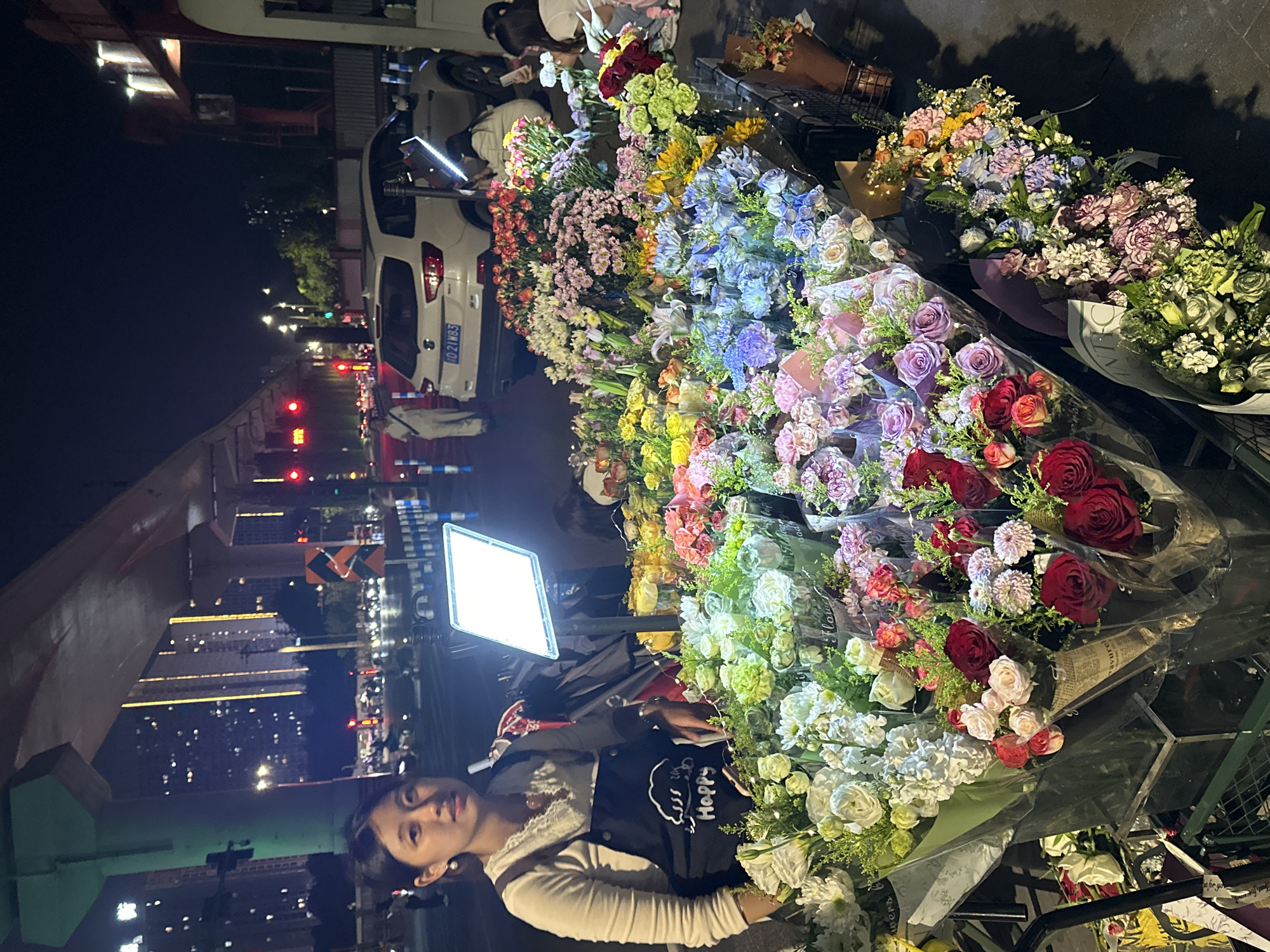 Woman visits flower stall in Chongqing High-tech Zone