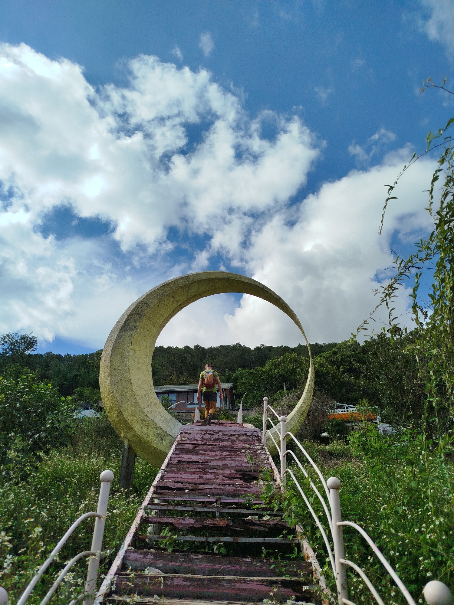 Morning garden tour documented across Da Lat tourist attractions