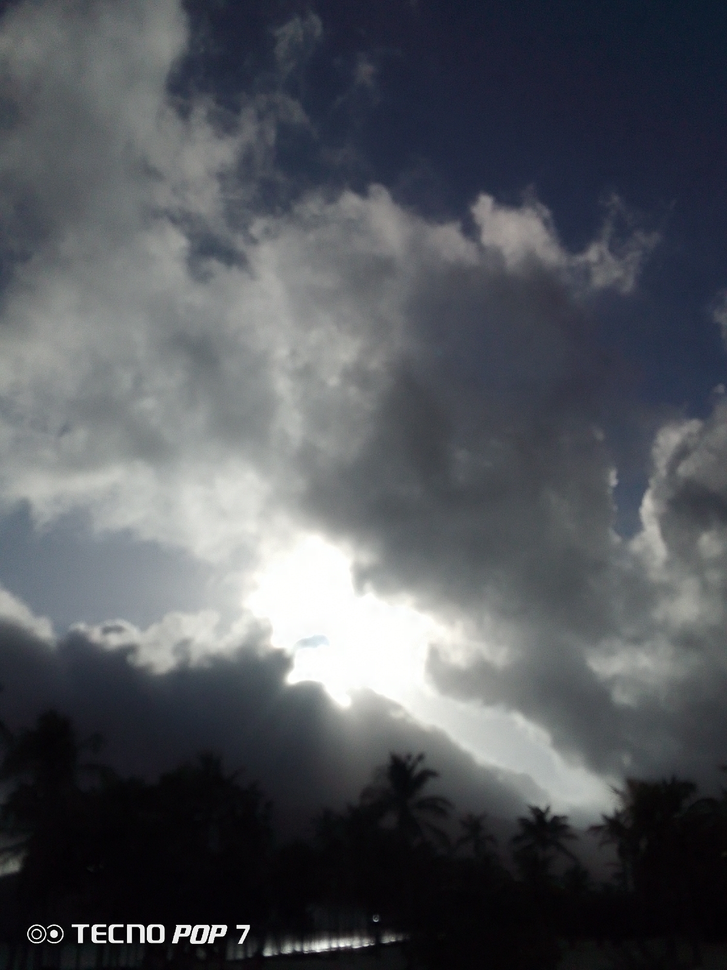 Dramatic clouds with sun breaks documented in Pedro González
