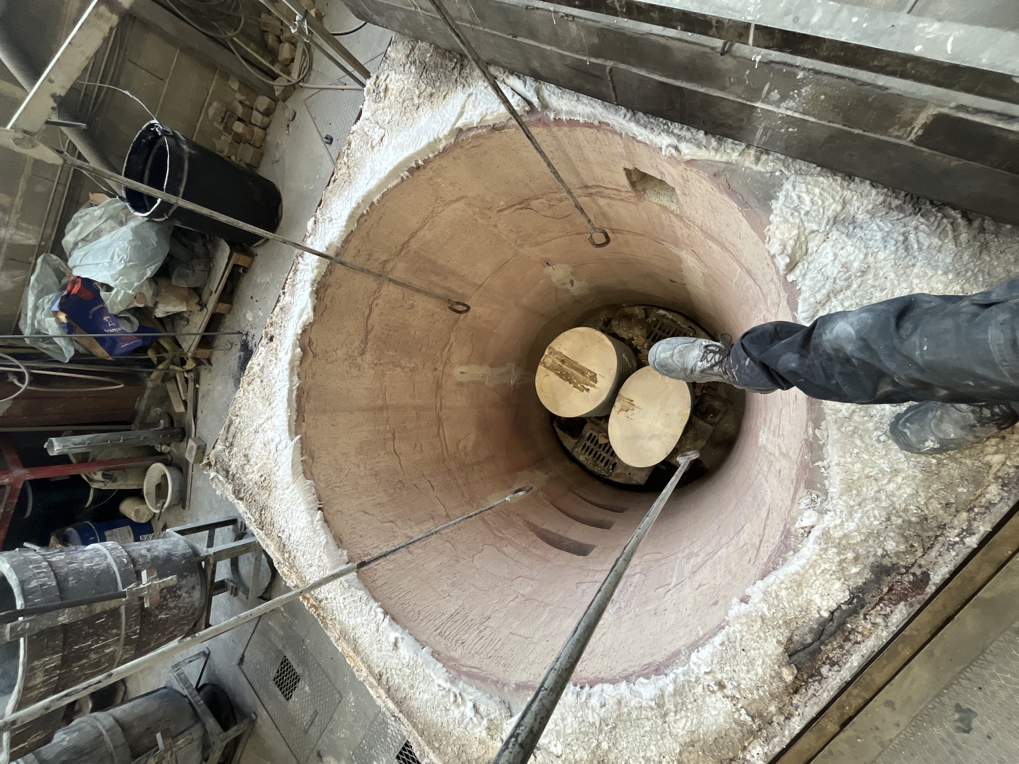 Worker observed at industrial kiln in Saint-Rémy-lès-Chevreuse