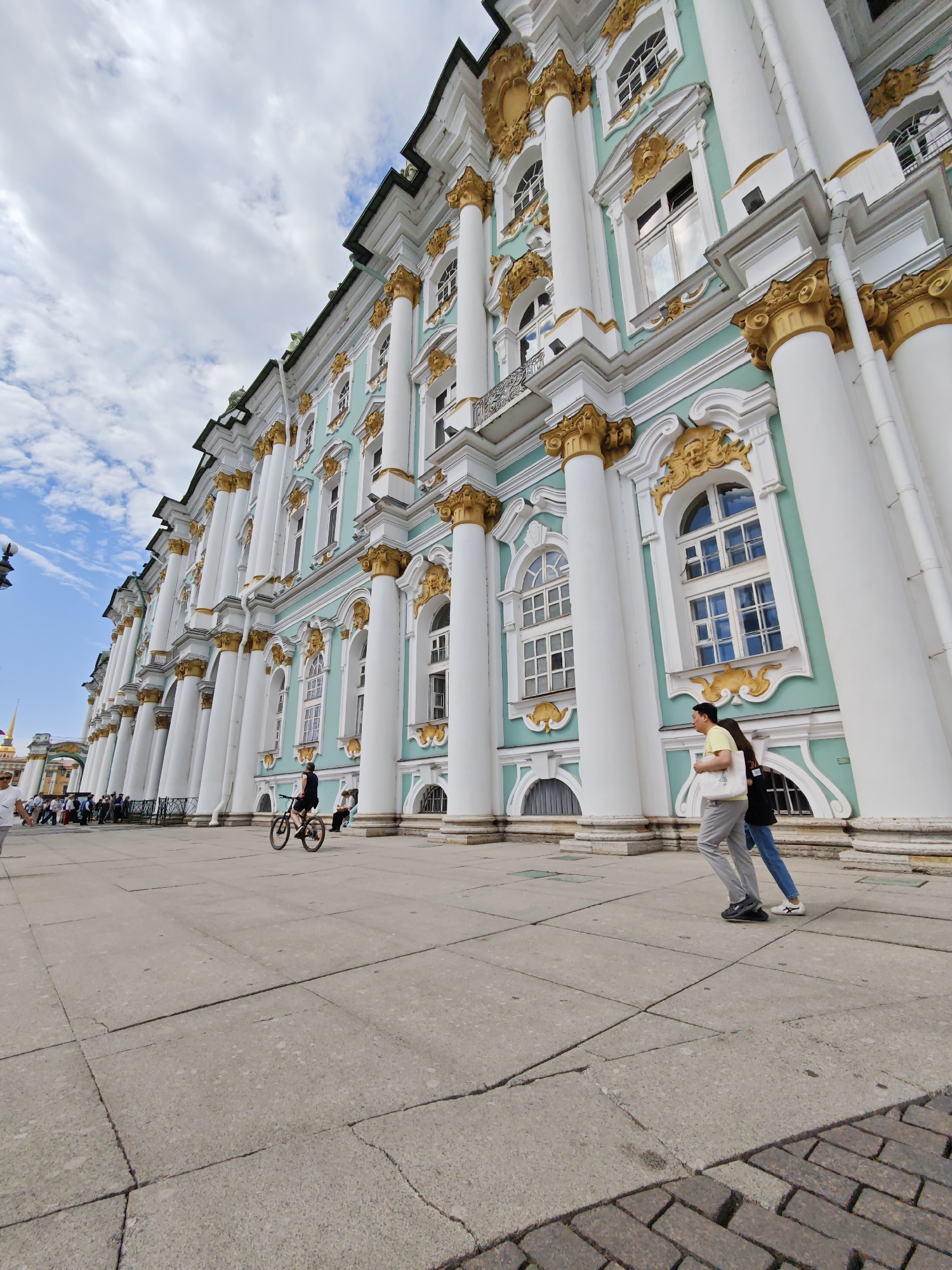 Tourist activities documented at Saint Petersburg palaces Tuesday morning