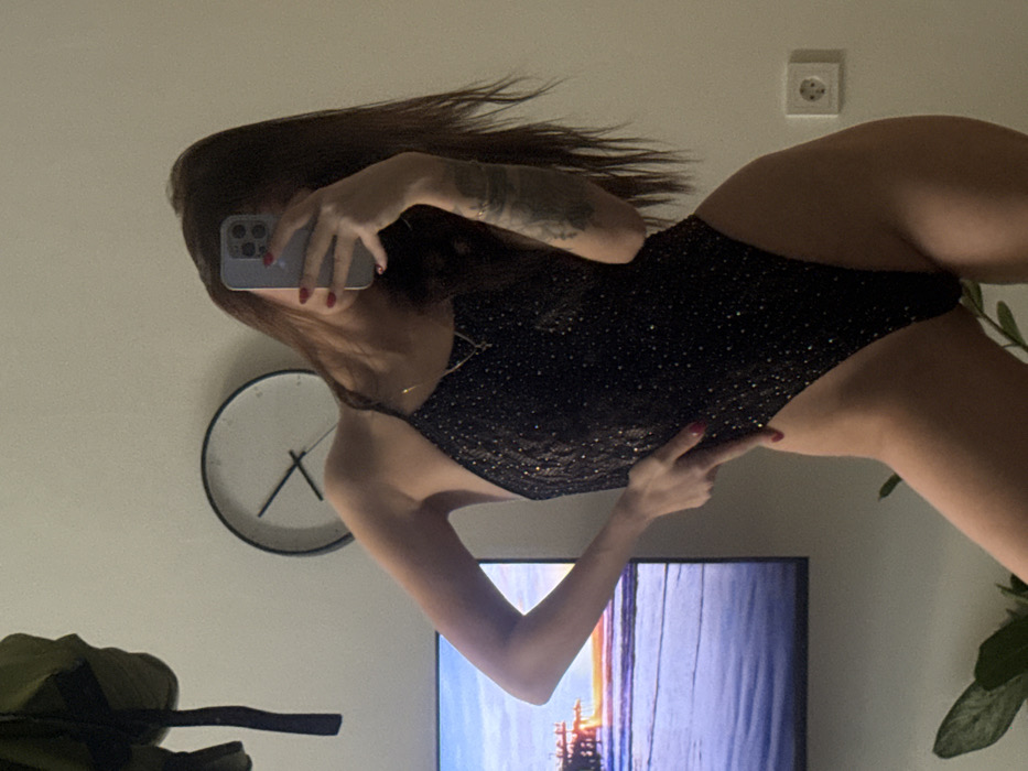 Woman documents morning routine through mirror selfies in Chaikovsky