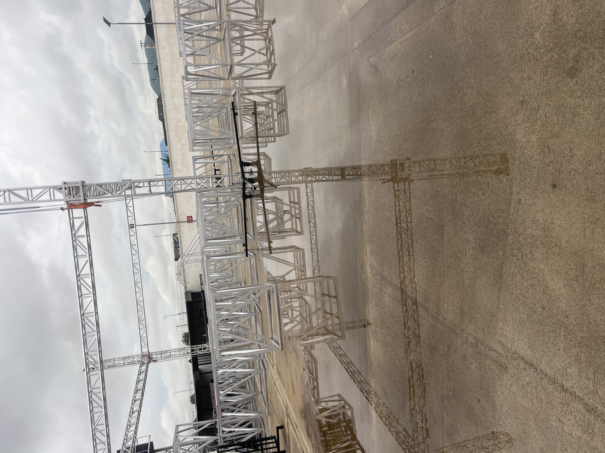 Truss assembly and downtime near a bag storage site in Howayi
