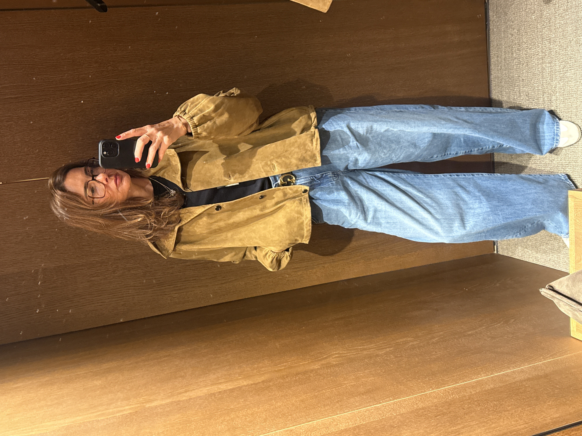 Woman takes mirror selfie in Matosinhos fitting room