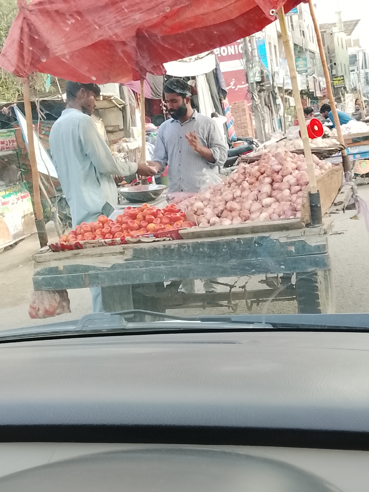 Motorist captures everyday street vendors selling produce in Multan
