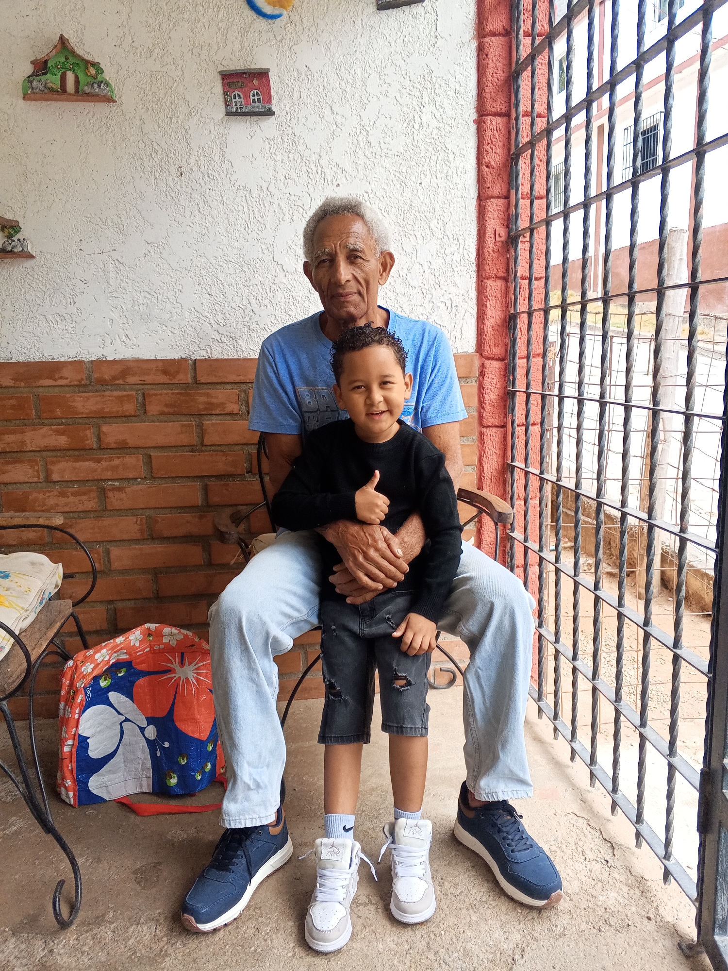 Family gathering captured in Las Tejerías, Venezuela