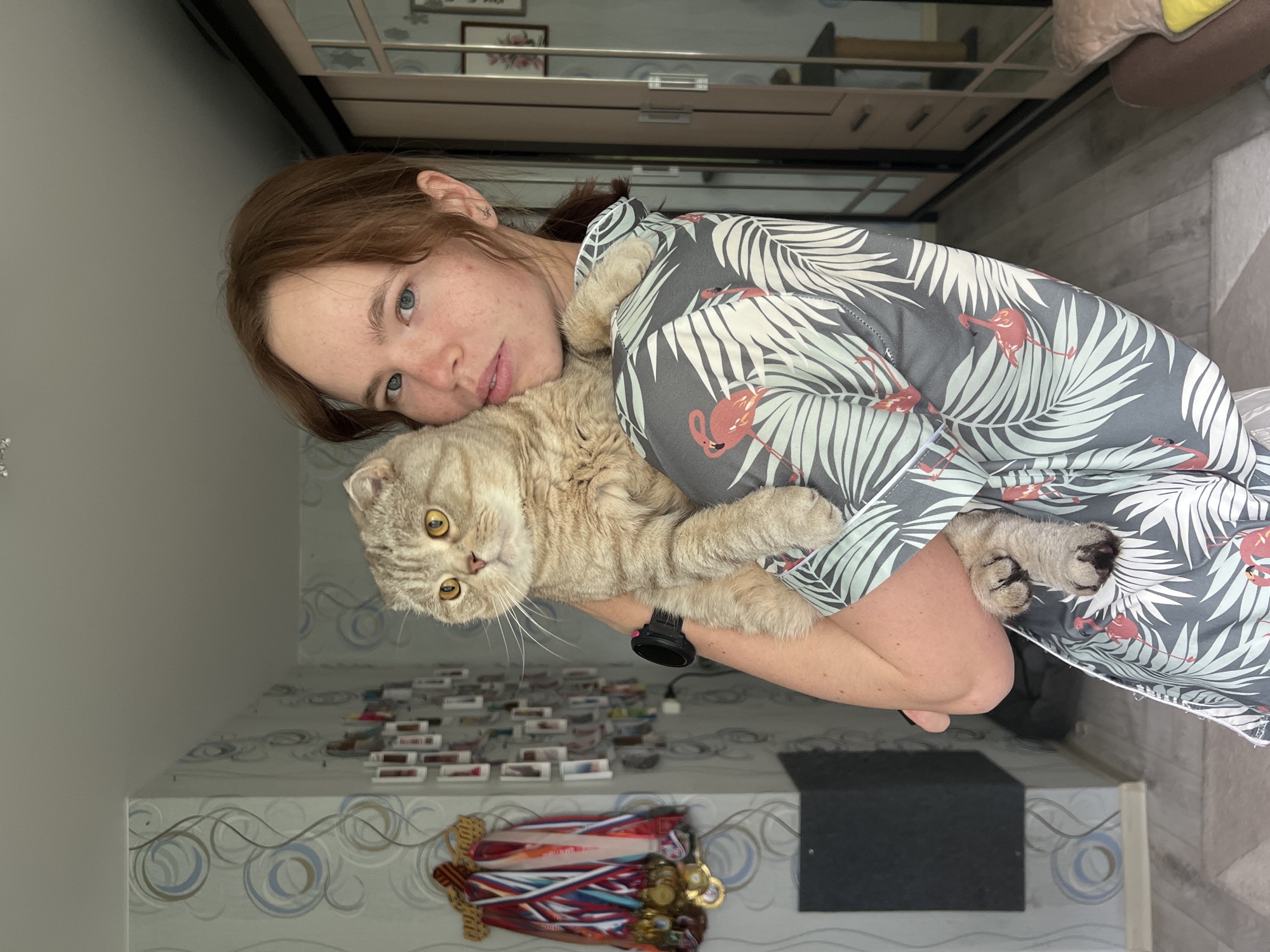 Woman takes mirror selfies with cat in Chaikovsky residence