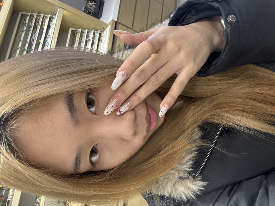 Woman documents eyeglasses store visit with selfies in Chongqing