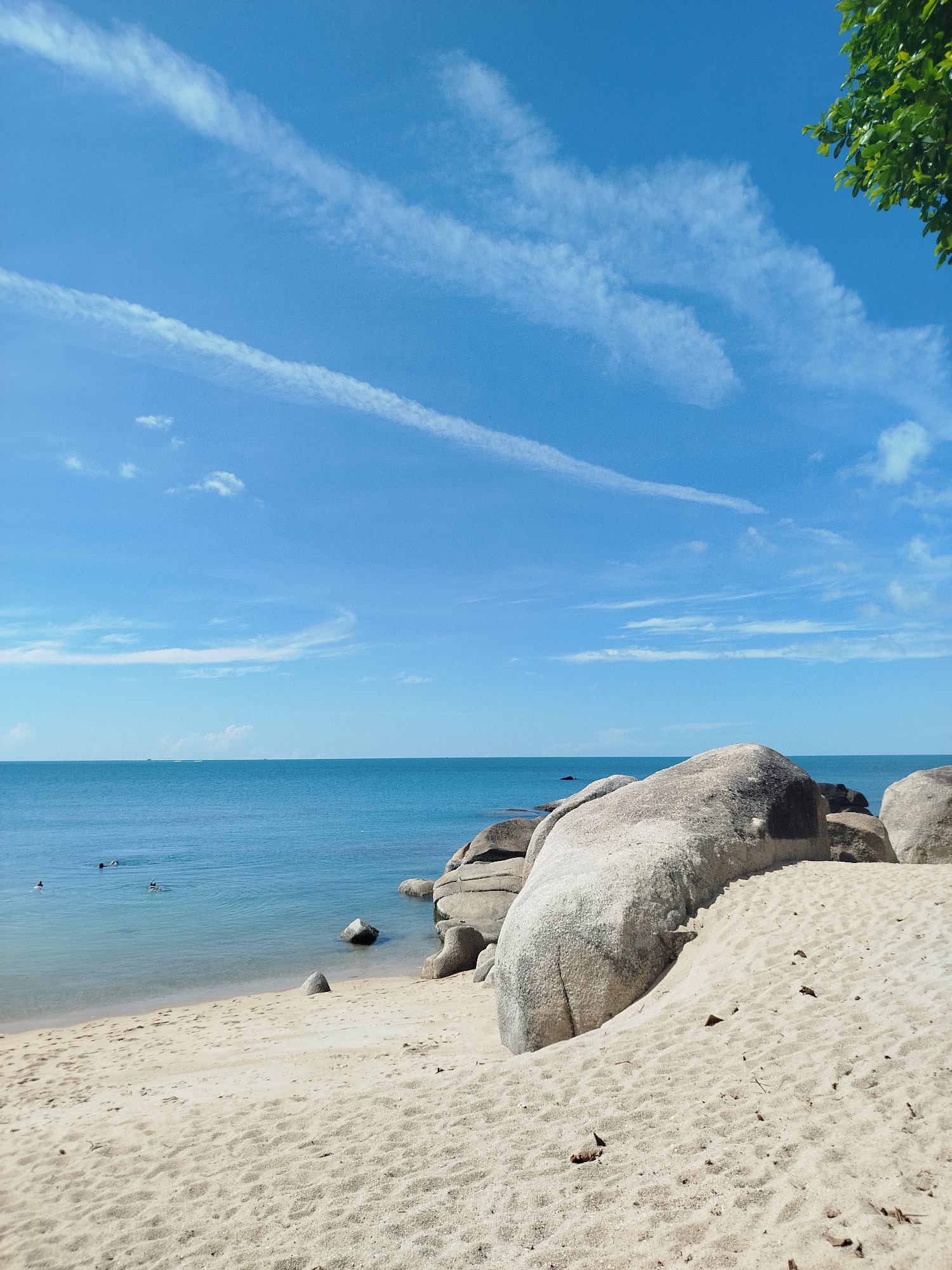 Granite boulders and sandy shoreline at Baan Hua Thanon beach