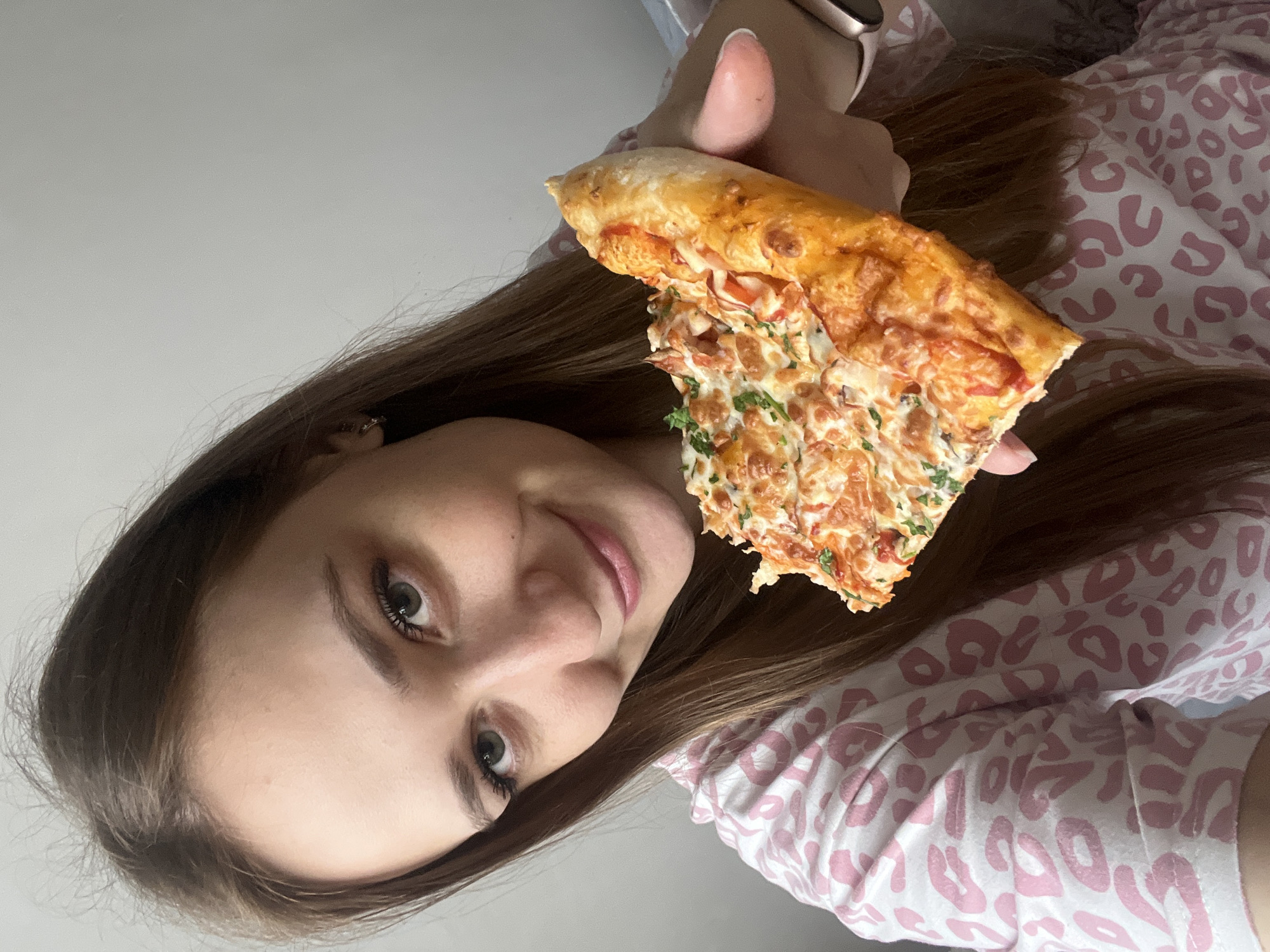 Woman enjoys pizza lunch with hookah, laptop in Verkhnyaya Pyshma