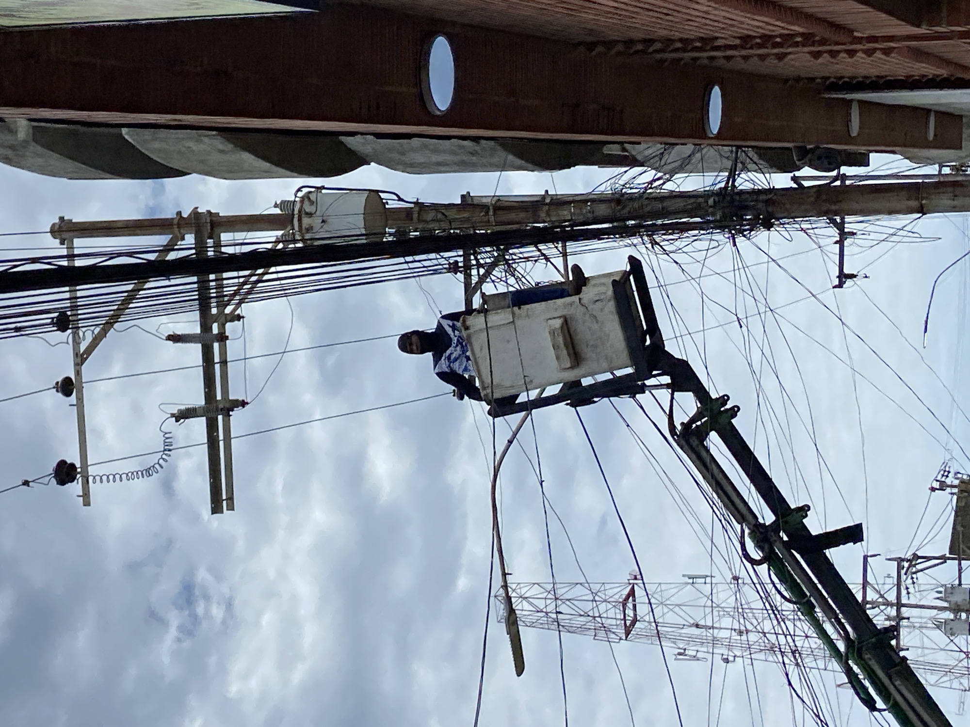 Daily commerce and maintenance activities documented in Higuerote