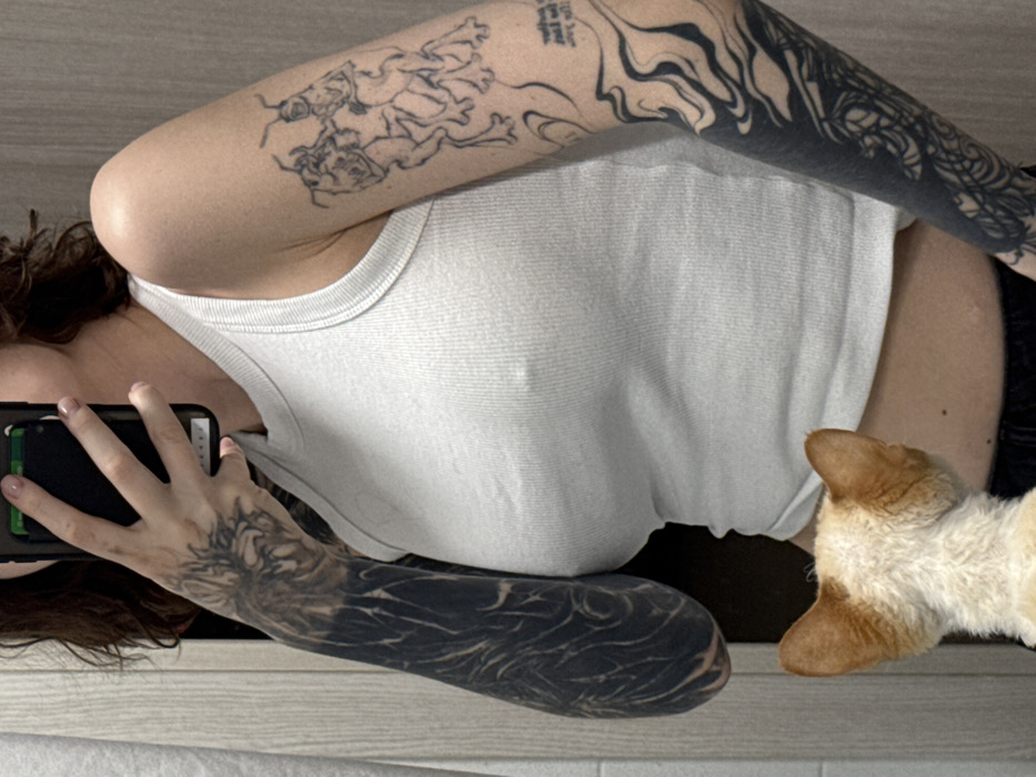 Moscow resident takes bathroom mirror selfies with cat present