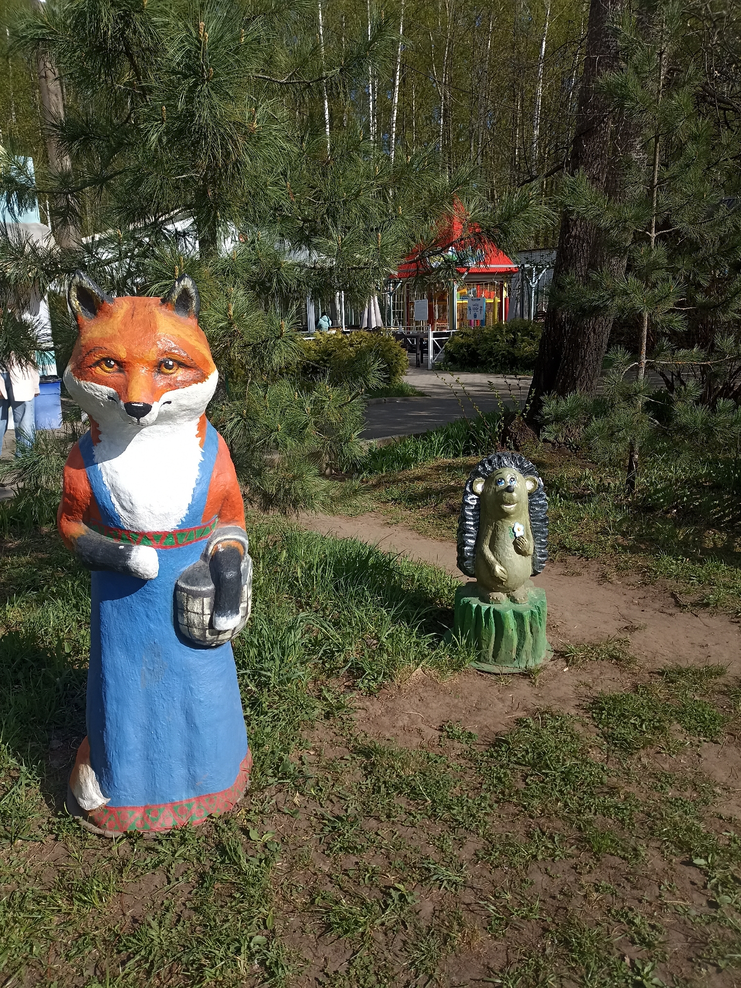 Park visitor captures woodland recreational area with sculptures, ropes course