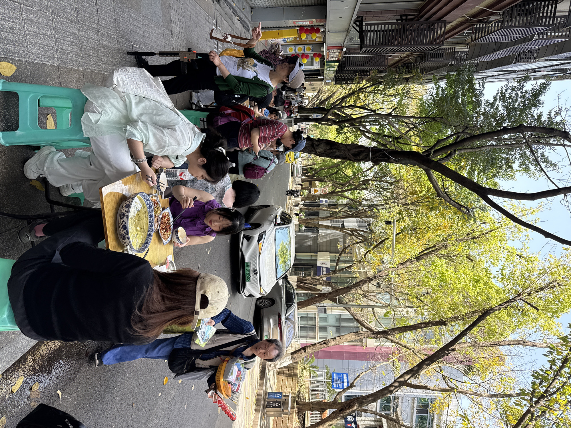 Morning street dining scenes captured in Yuzhong District