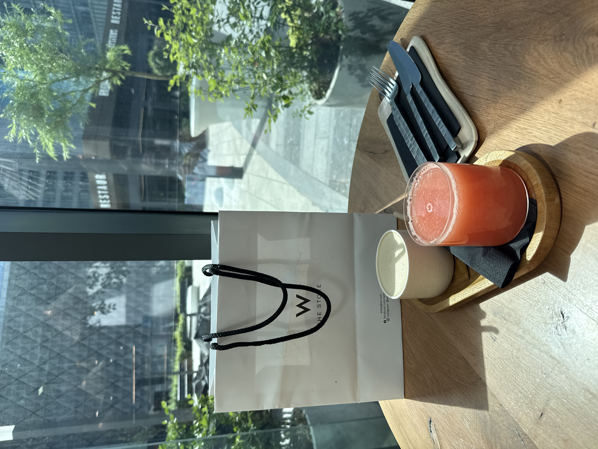 Morning scenes captured in Khimki: dining, luxury cars, construction