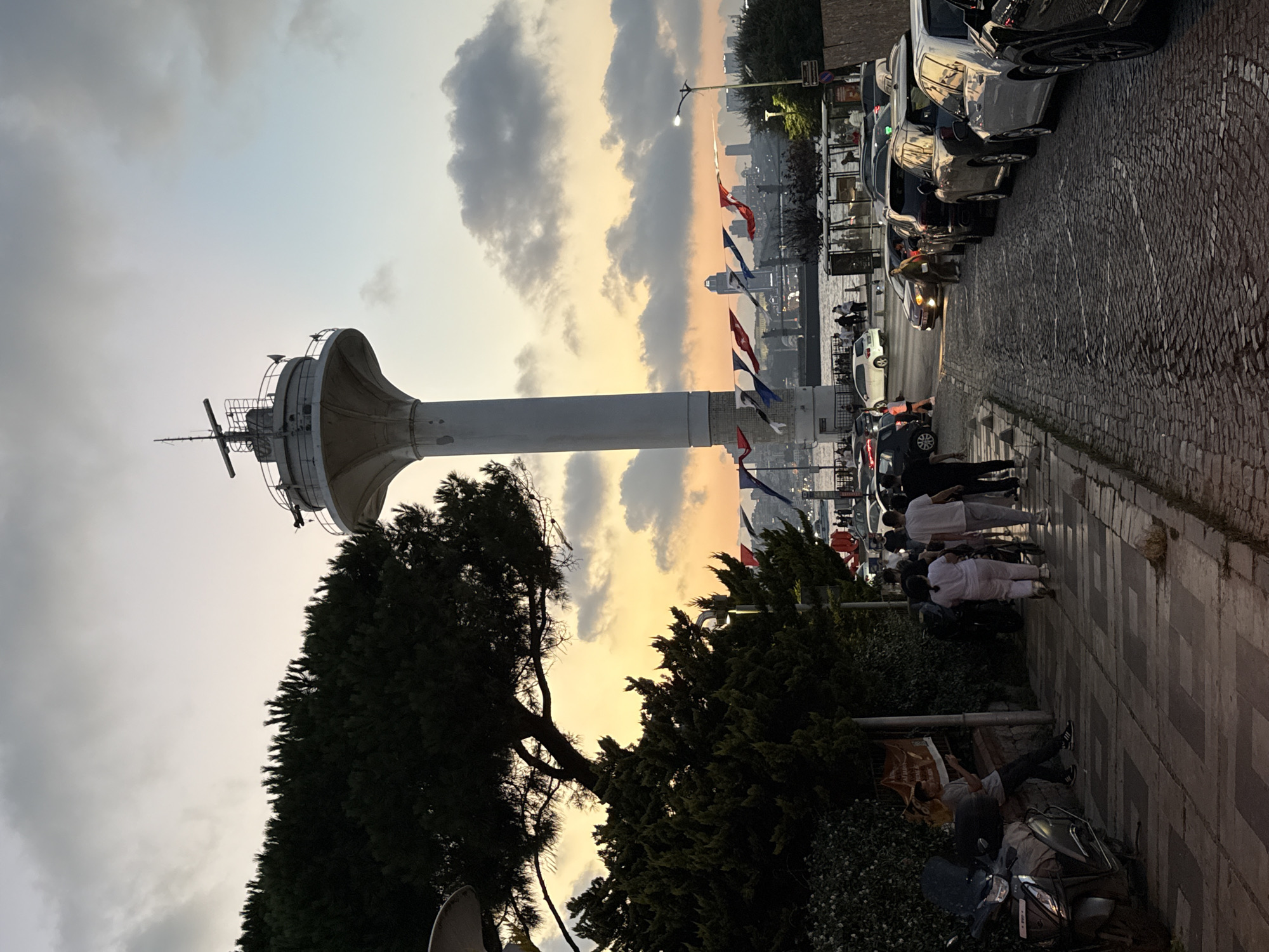 Üsküdar at dusk: cobblestones, minarets, and balloon vendors
