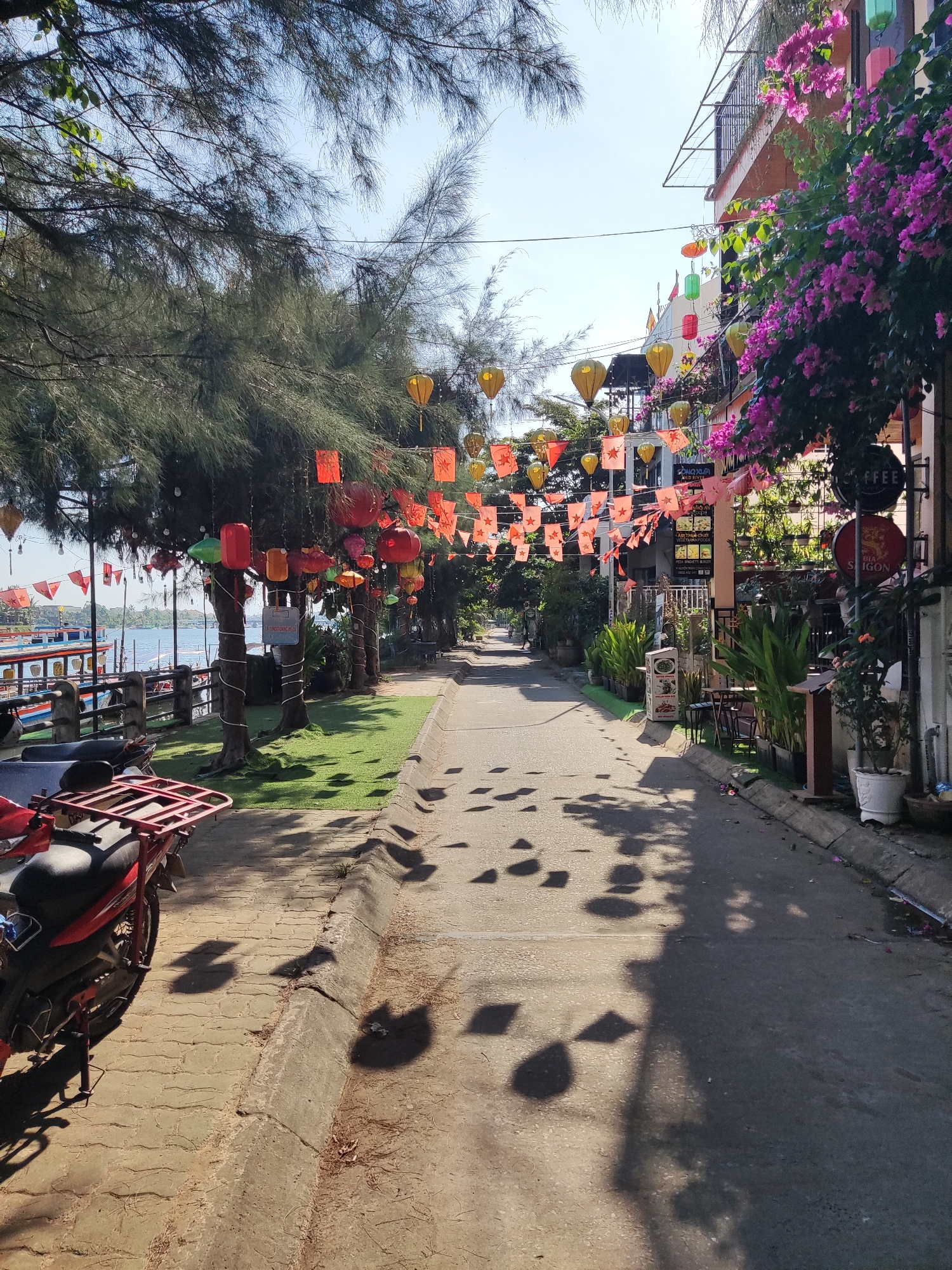 Morning life scenes documented across Đà Nẵng, Vietnam