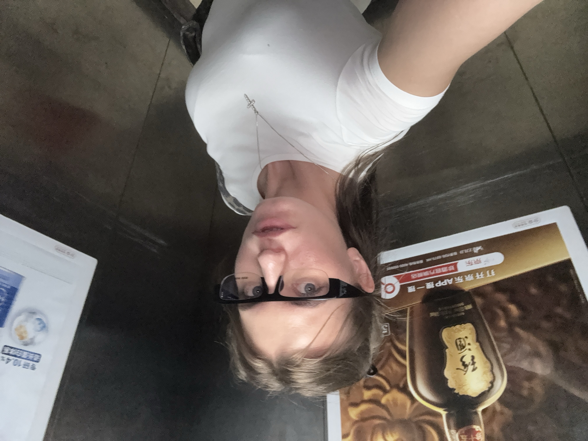 Elevator selfies to Haizhu night streets in seven minutes