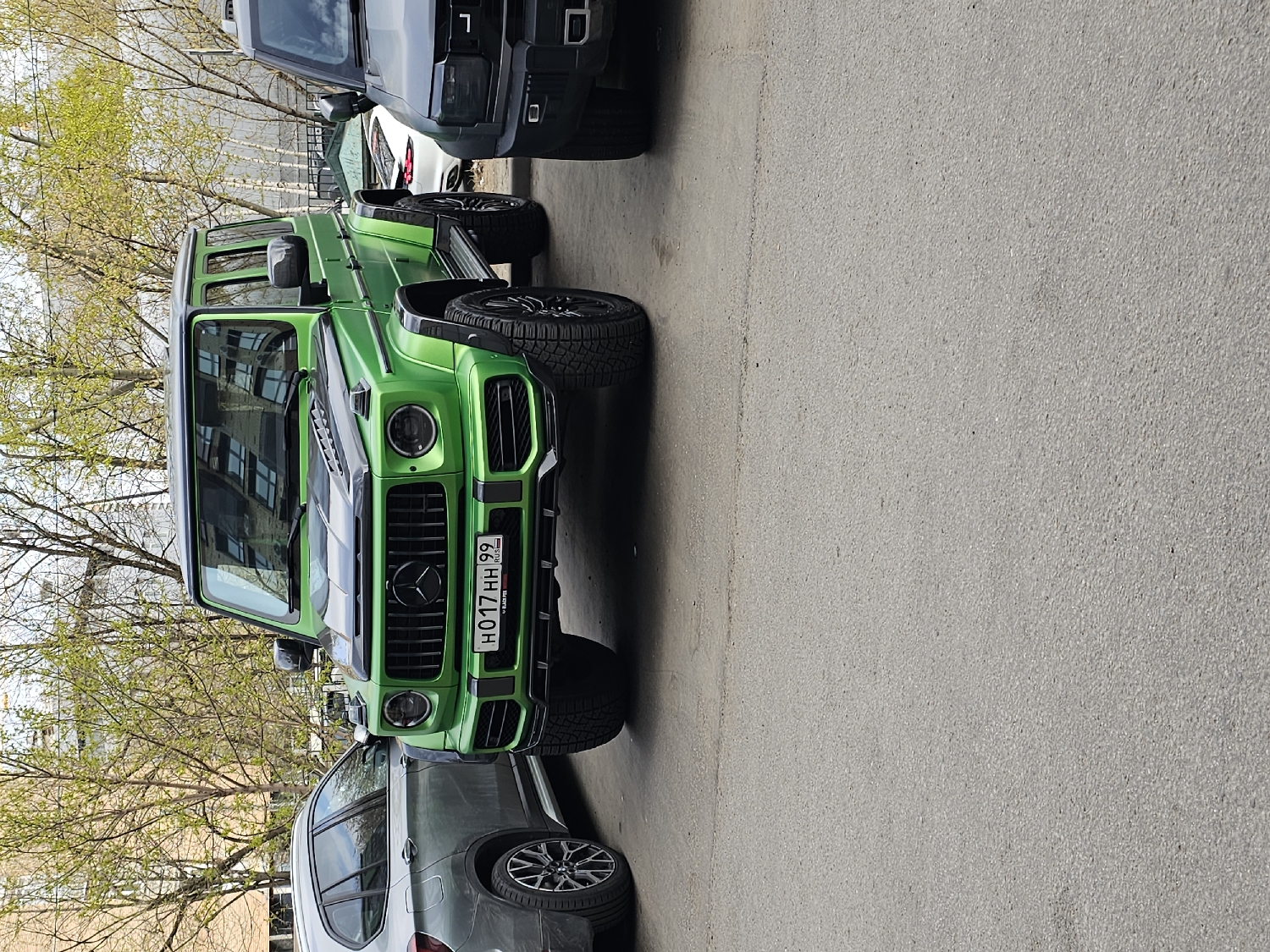 Everyday moments documented across Khimki: car, painting, tulip