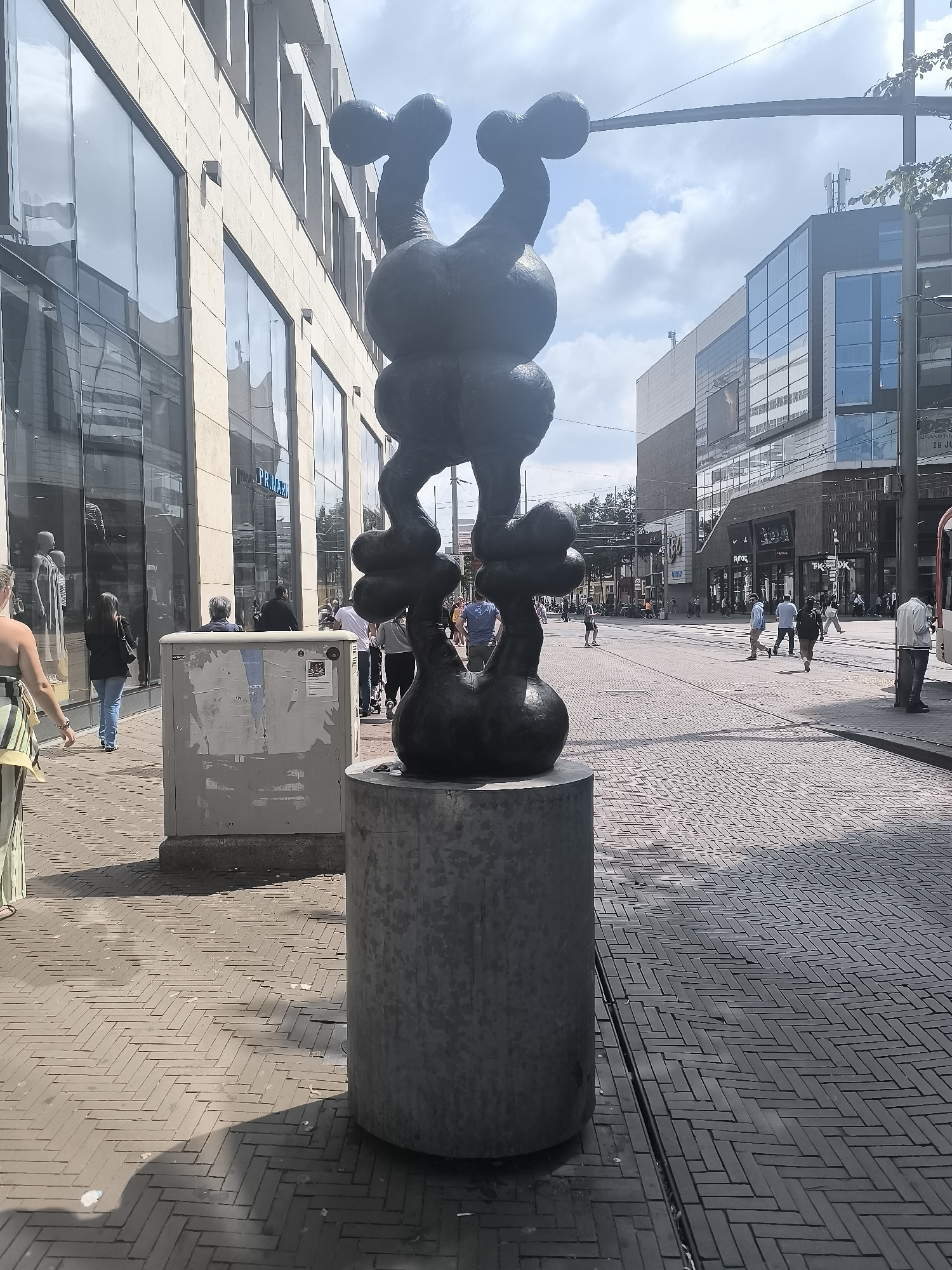 Shopping street tour through central The Hague, sculptures included