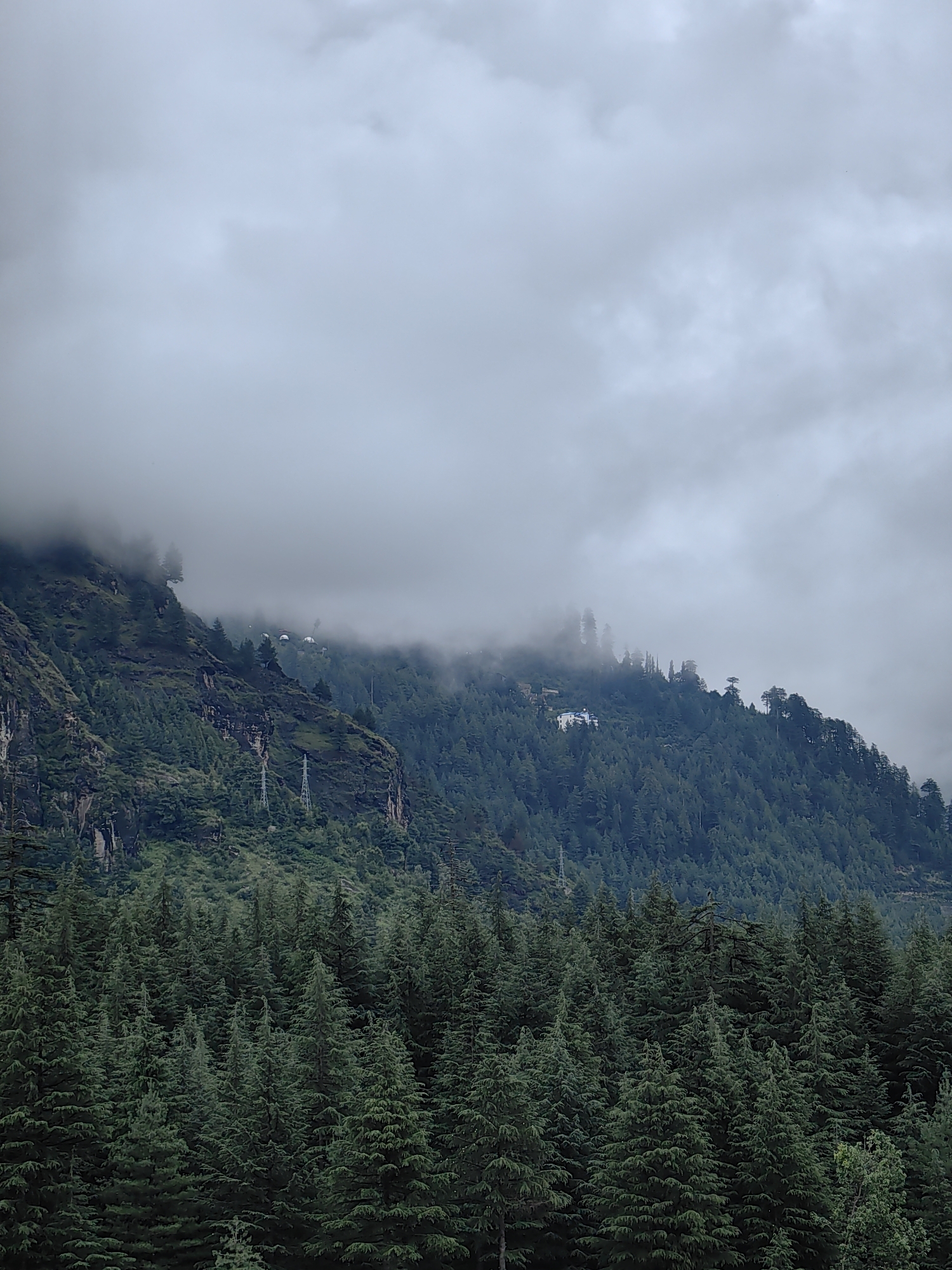 Street life and mountain scenery around Manali on a cloudy morning