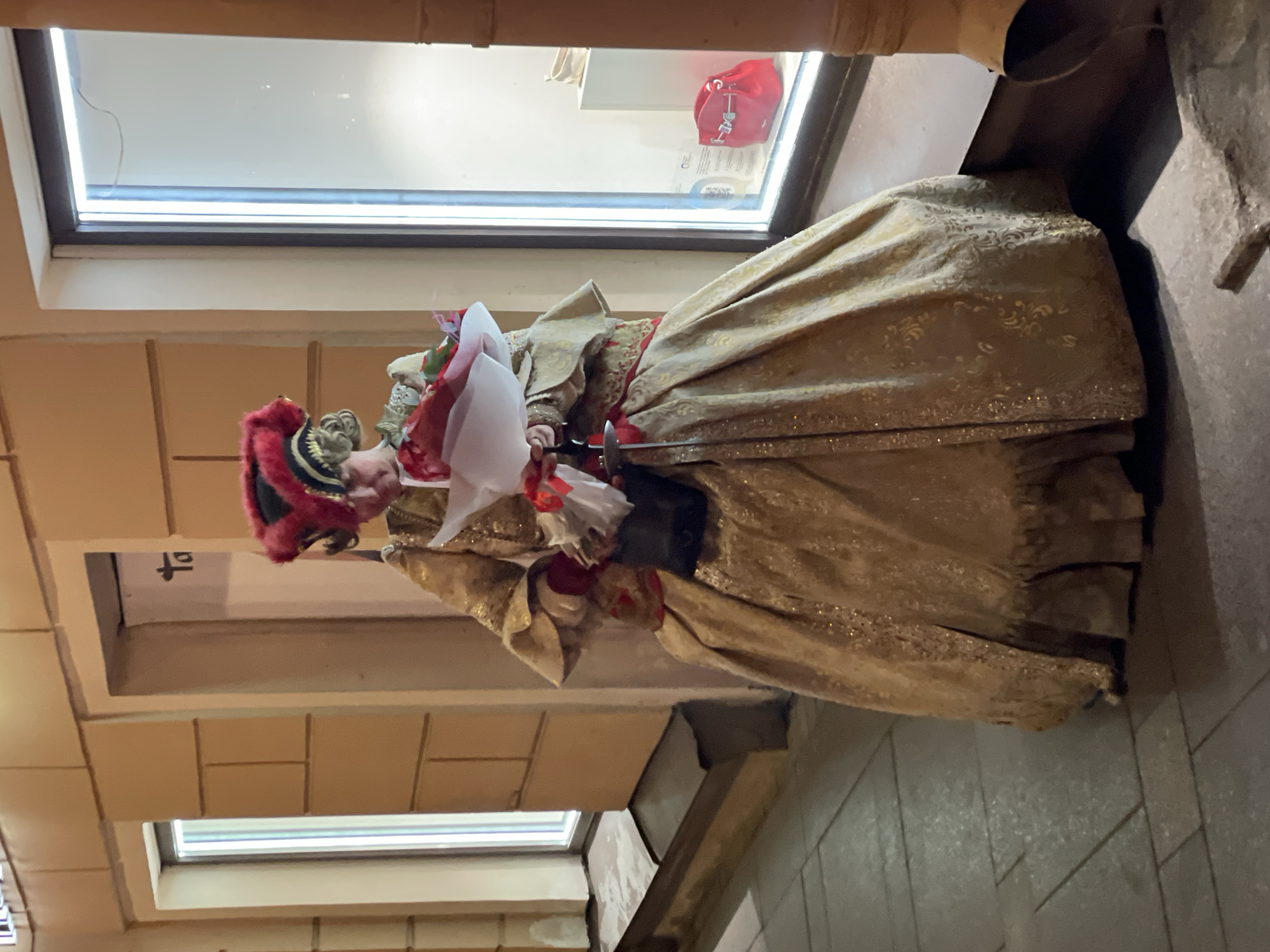 Woman in period costume spotted in Saint Petersburg
