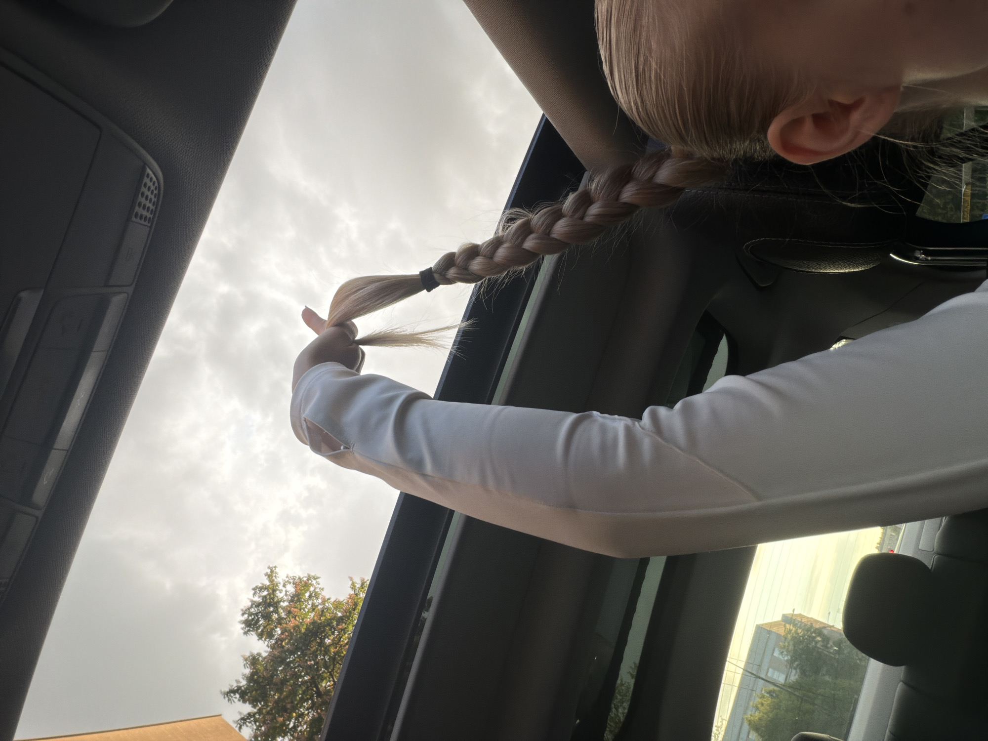 Mercedes drive through city captured with music and passenger
