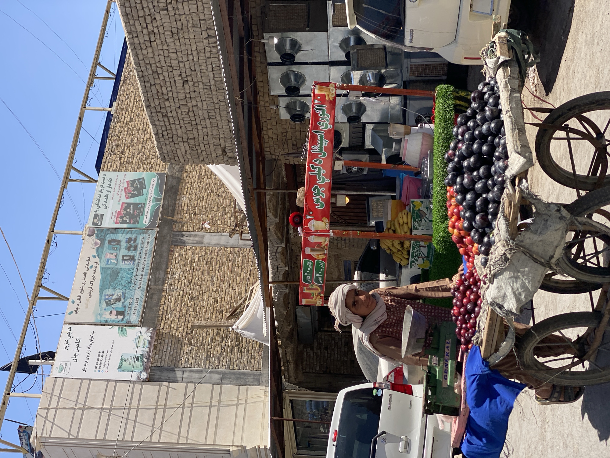 Kandahar street market: fruit stalls and everyday commerce