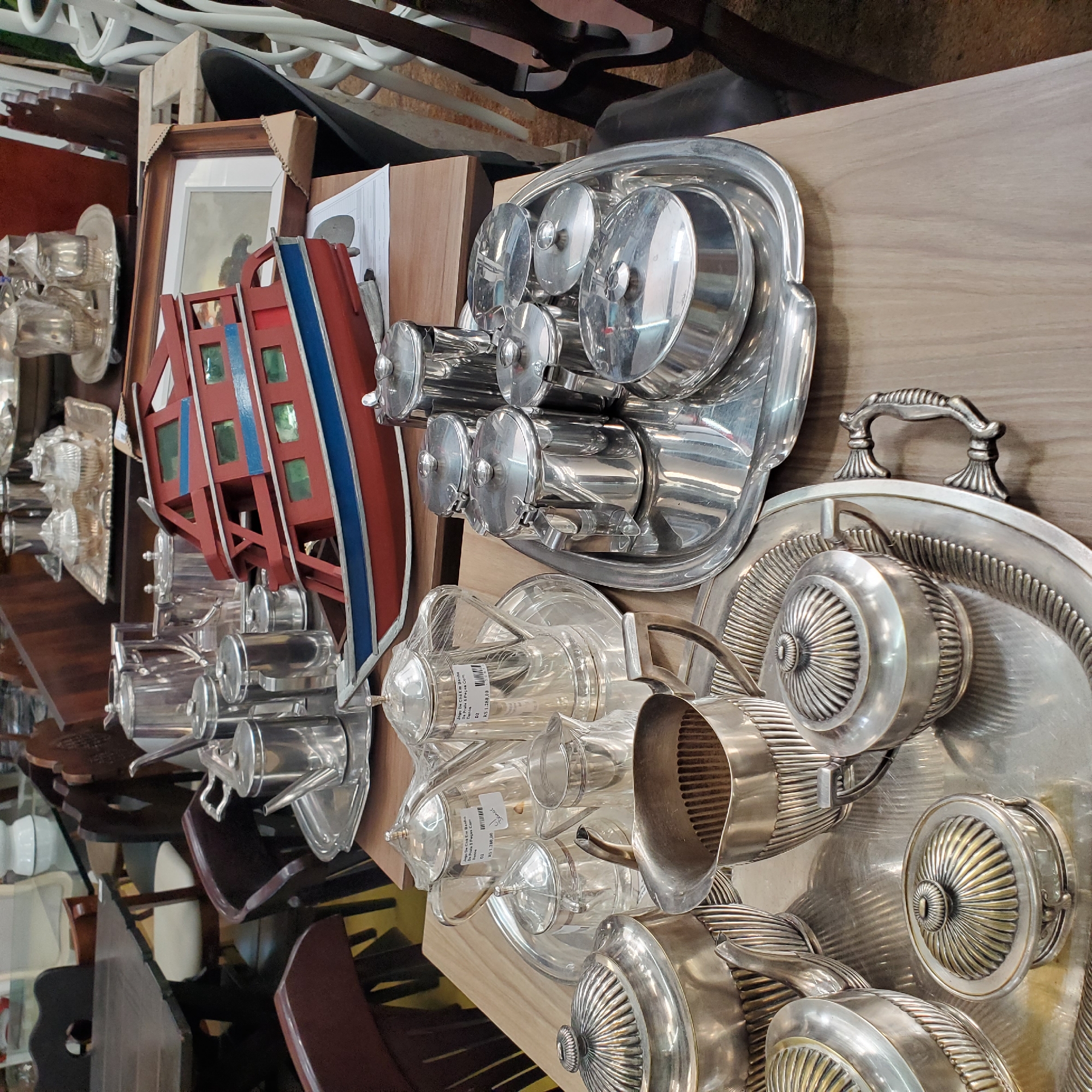 Vintage collectibles browsed at Curitiba antique market