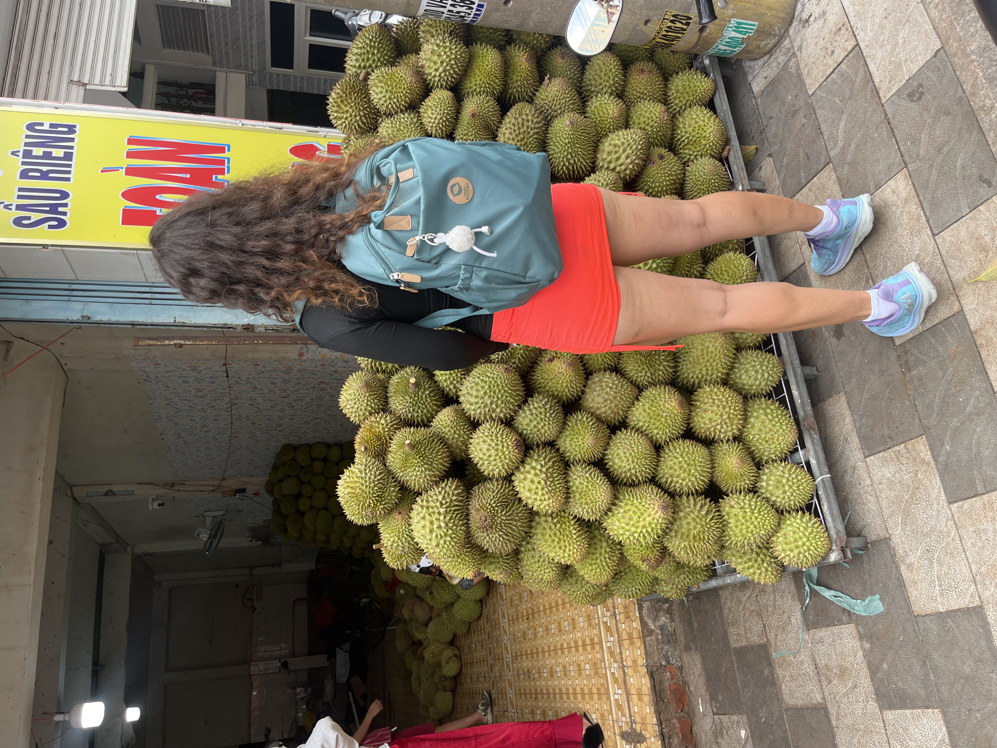 Busy durian stall draws visitors in Phú Thủy, Vietnam