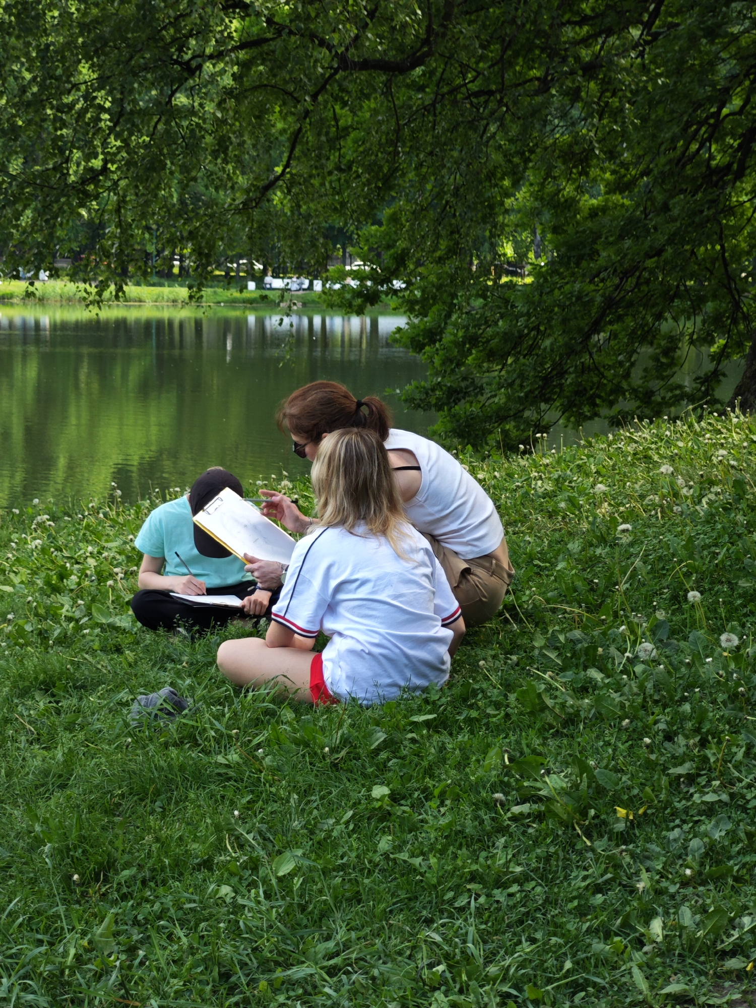 Saint Petersburg residents enjoy morning park activities on June 8