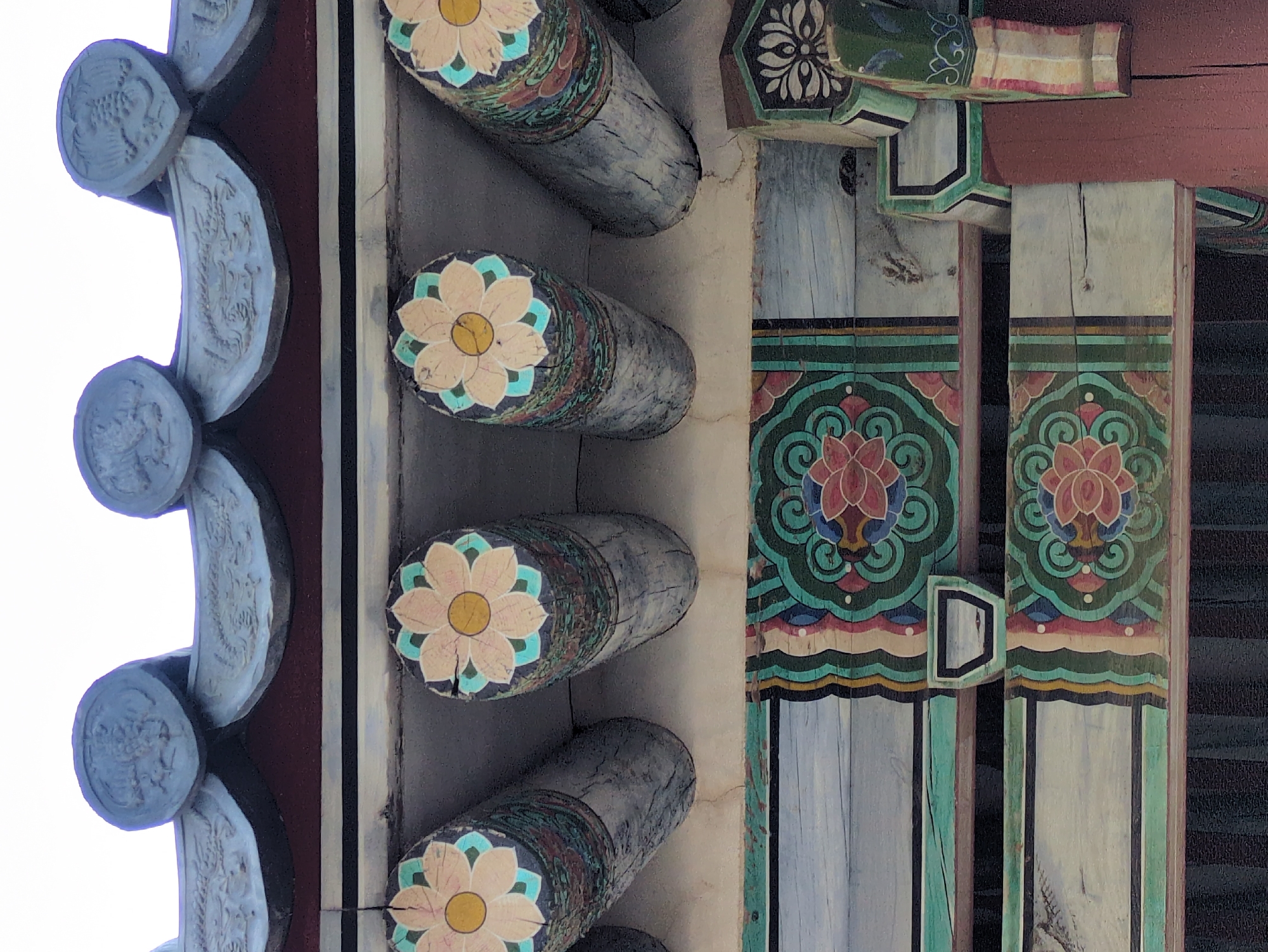 Morning documentation of Seoul palace architecture and street life