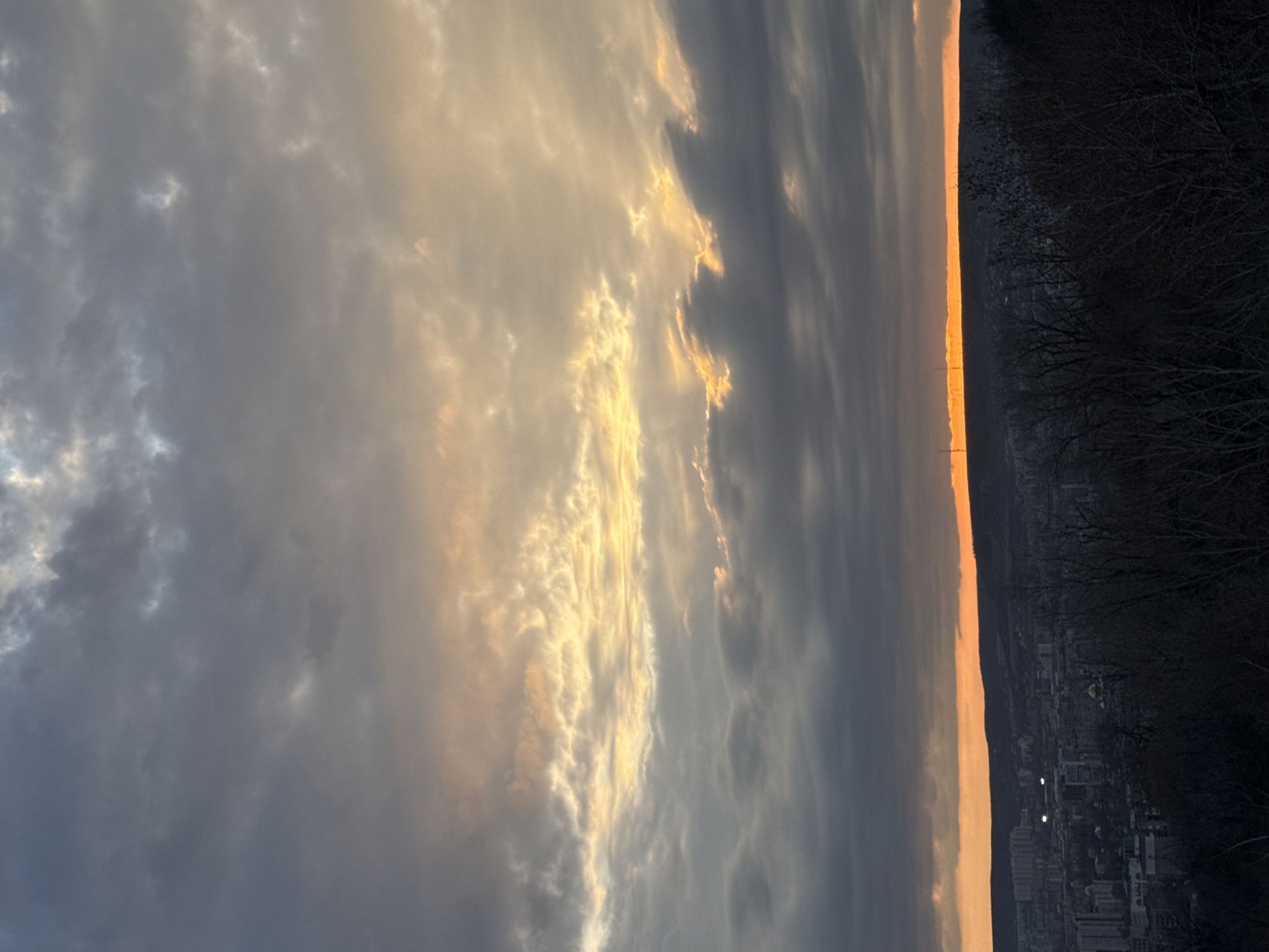 Evening photography session captures dusk cityscape in Saratov